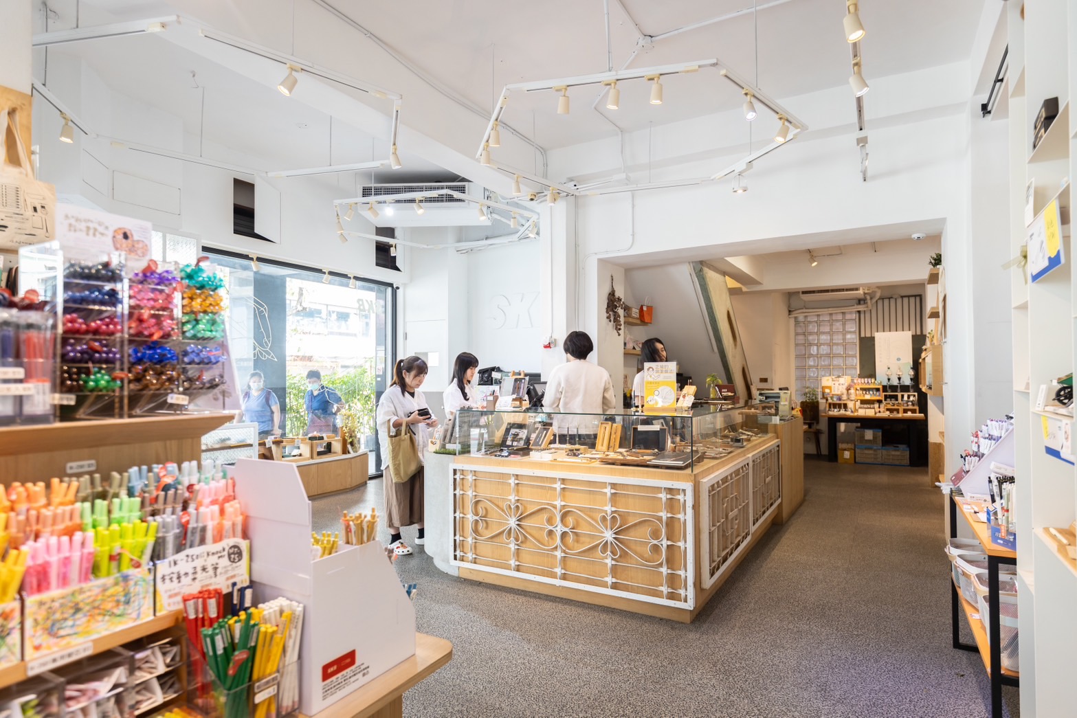明亮的白色調空間如同乾淨紙張，乘載著店內顏色繽紛的各種文具。