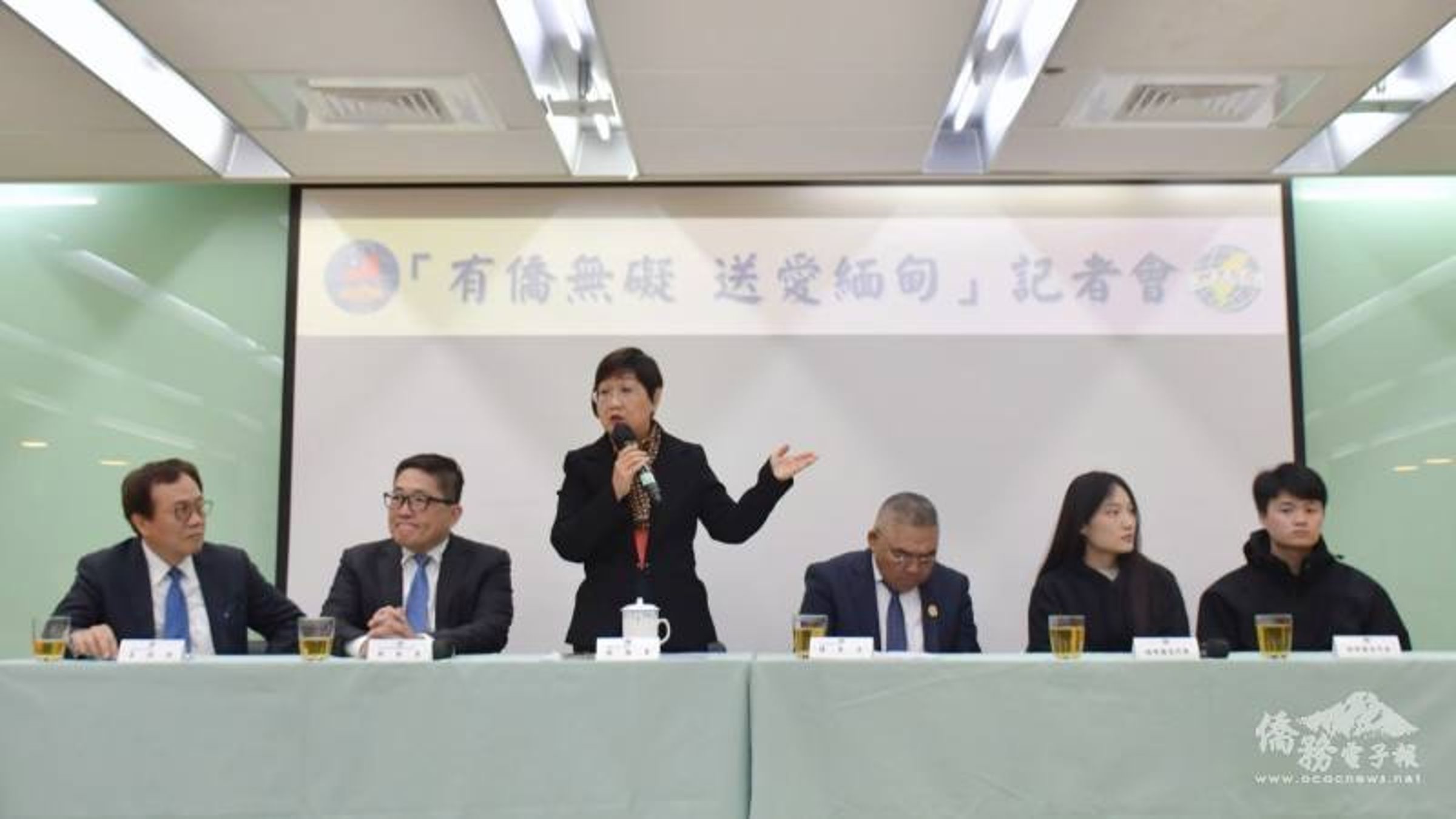 僑委會委員長徐佳青攜手台商召開記者會，說明緬甸強震賑災事宜（左起：緬甸台商王明祥、世界台灣商會聯合總會副會長林凱民、徐佳青、緬甸台商總會會長楊友全、緬甸僑生楊同學、徐同學）。（僑委會提供）