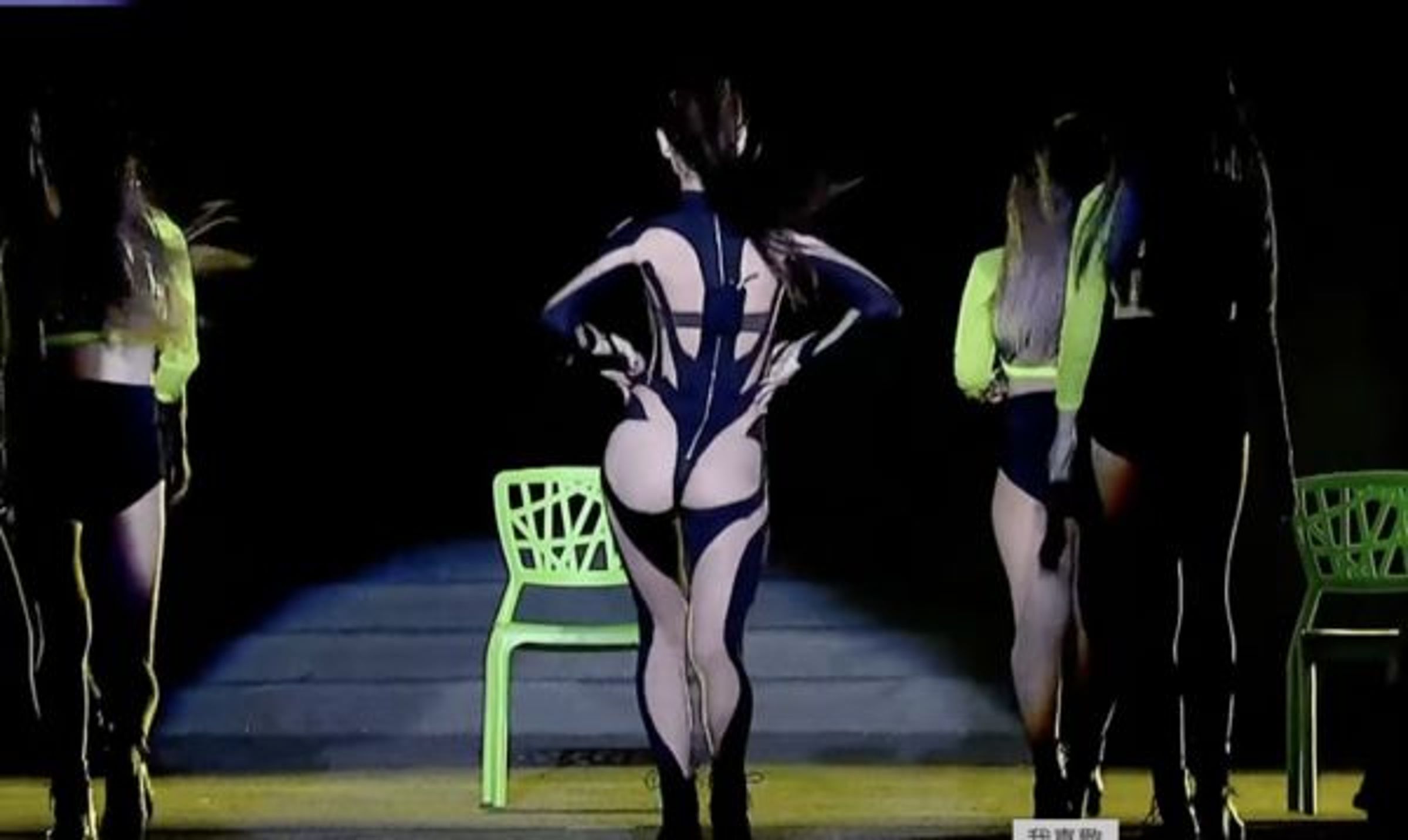 安心亞跨年演出屁股全裸露出臀部曲線讓台下觀眾尖叫聲四起。(翻攝自中視新聞)