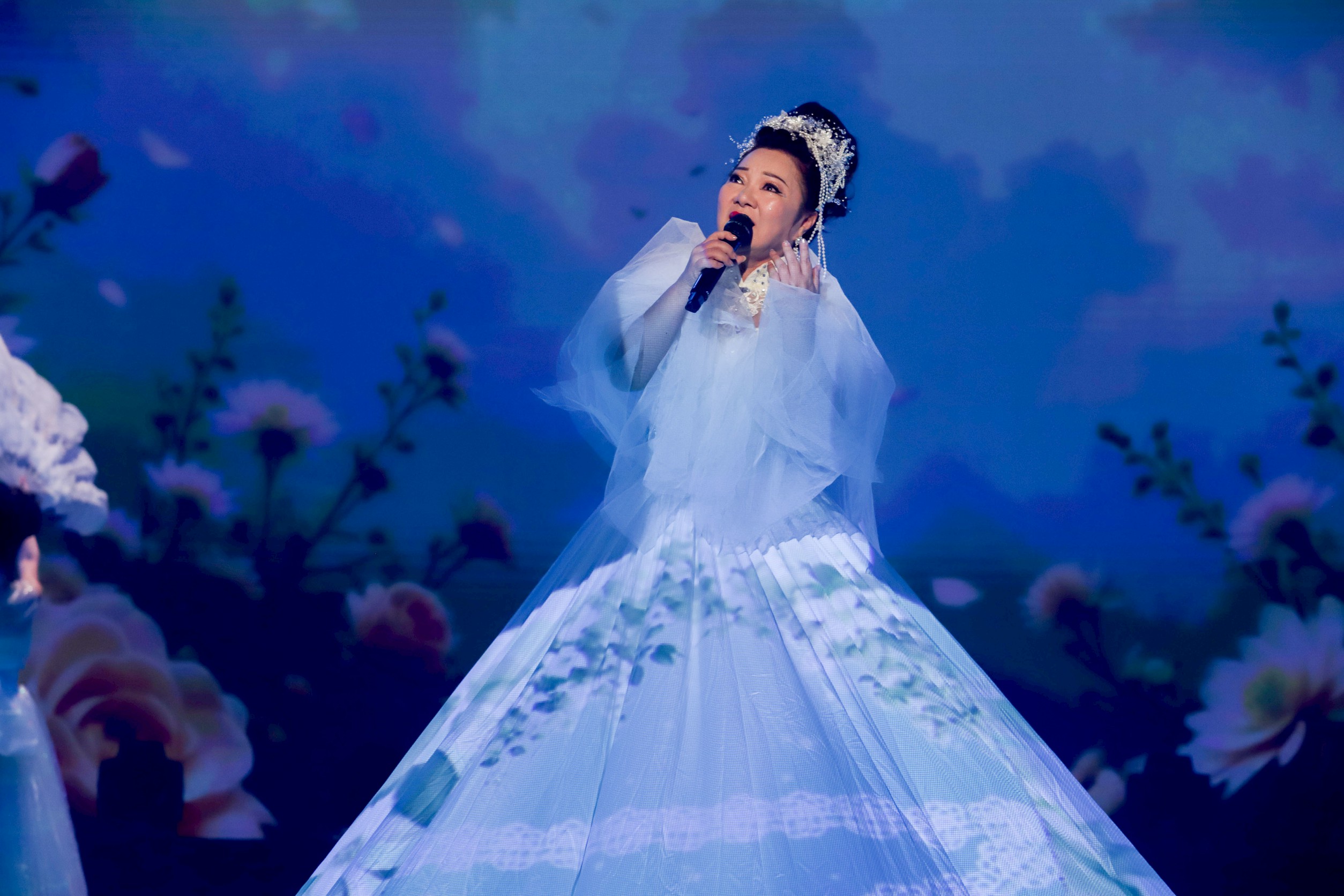 白冰冰迎戰胡瓜登3公尺高台演唱。（民視提供）