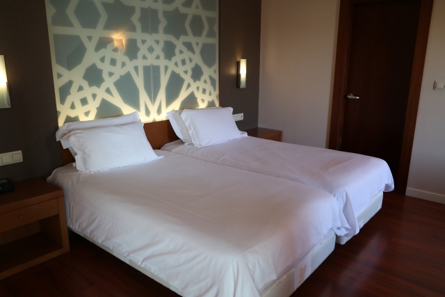 網友透露預定飯店時，業者通知將不提供大浴巾及一次性備品。（示意圖，pixabay）