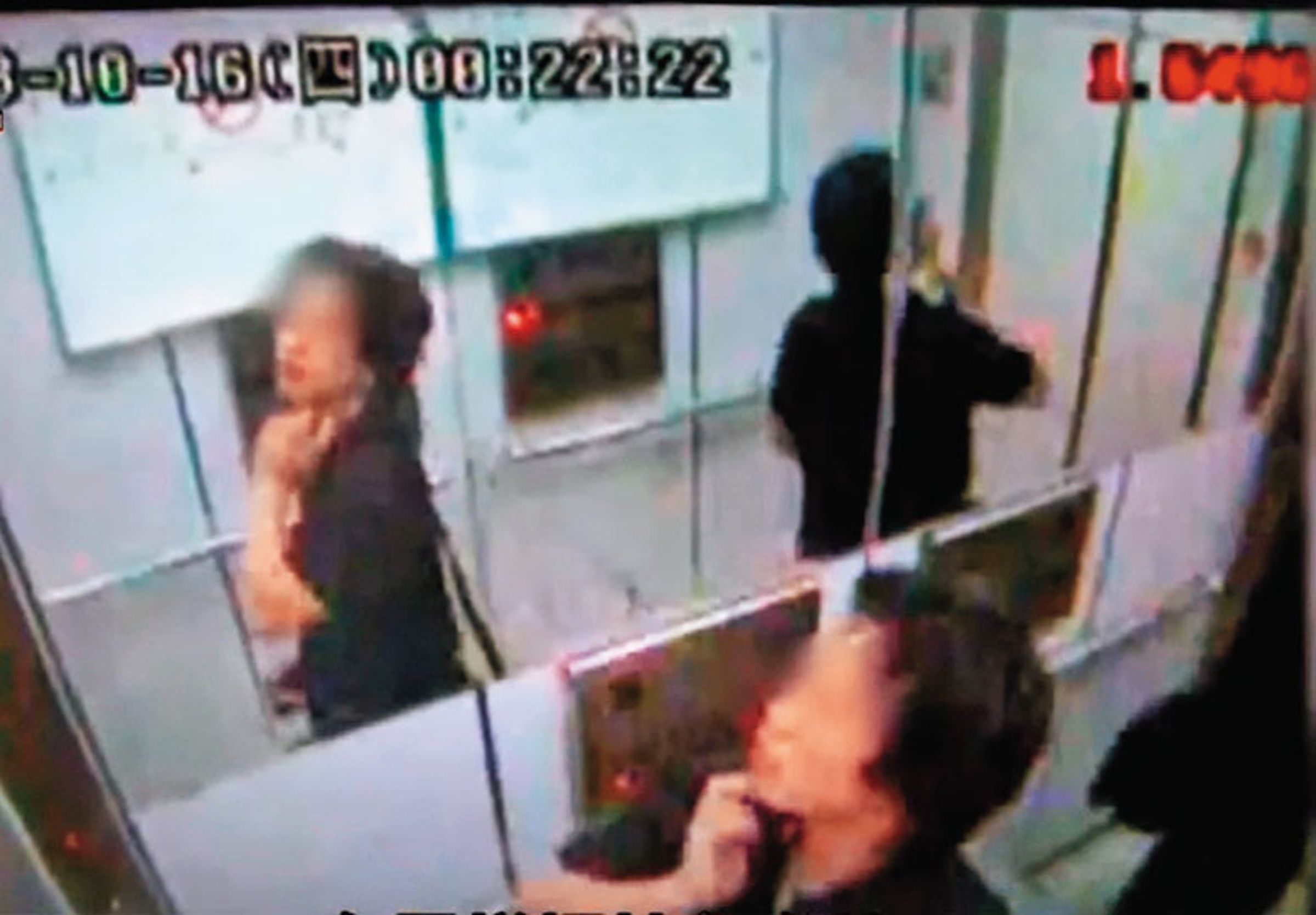 簡姓男子搭乘電梯出入前女友住處,畫面被監視器清楚拍下。(翻攝畫面)