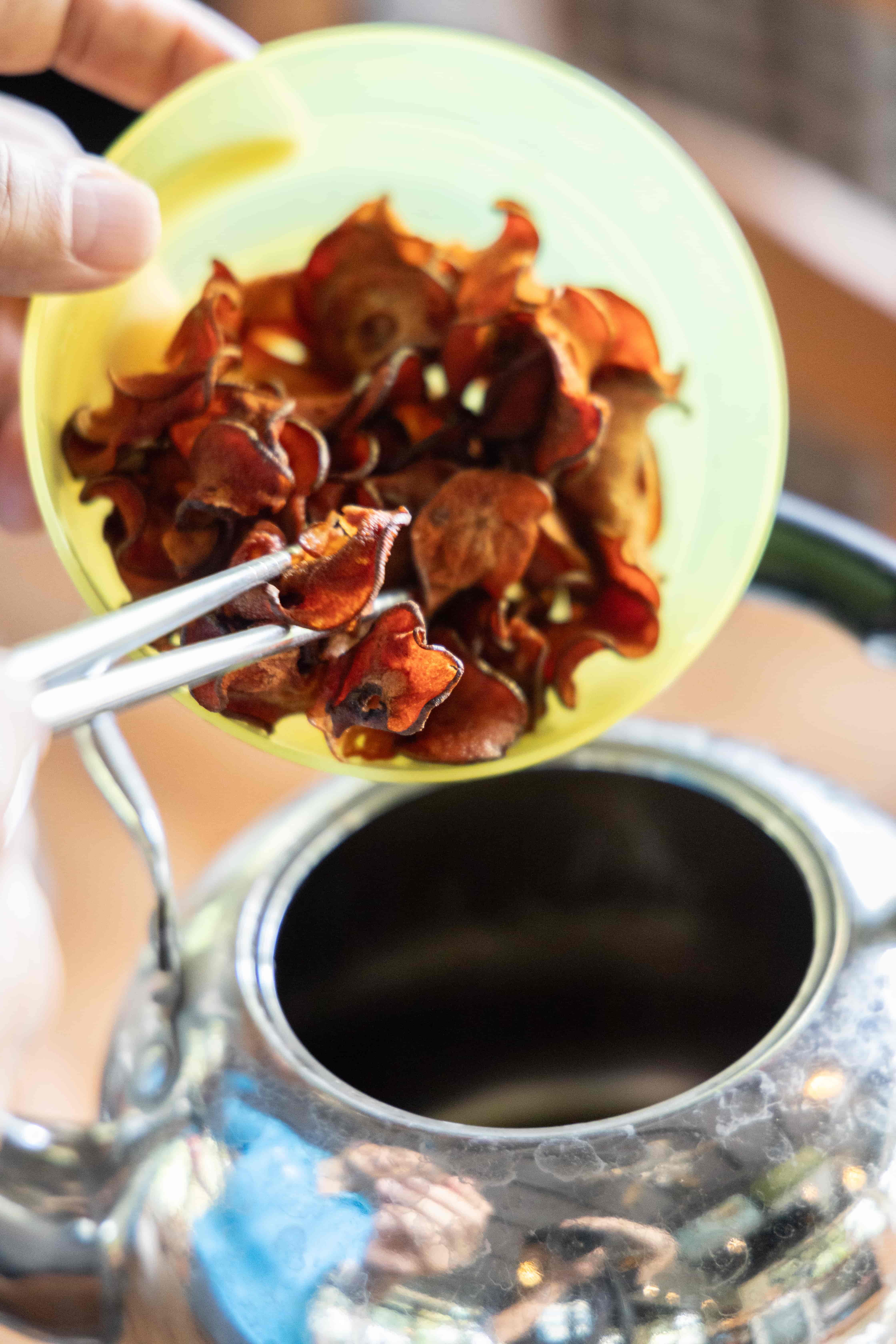 「仙楂蒟蒻DIY體驗」就從用仙楂乾煮茶做起。