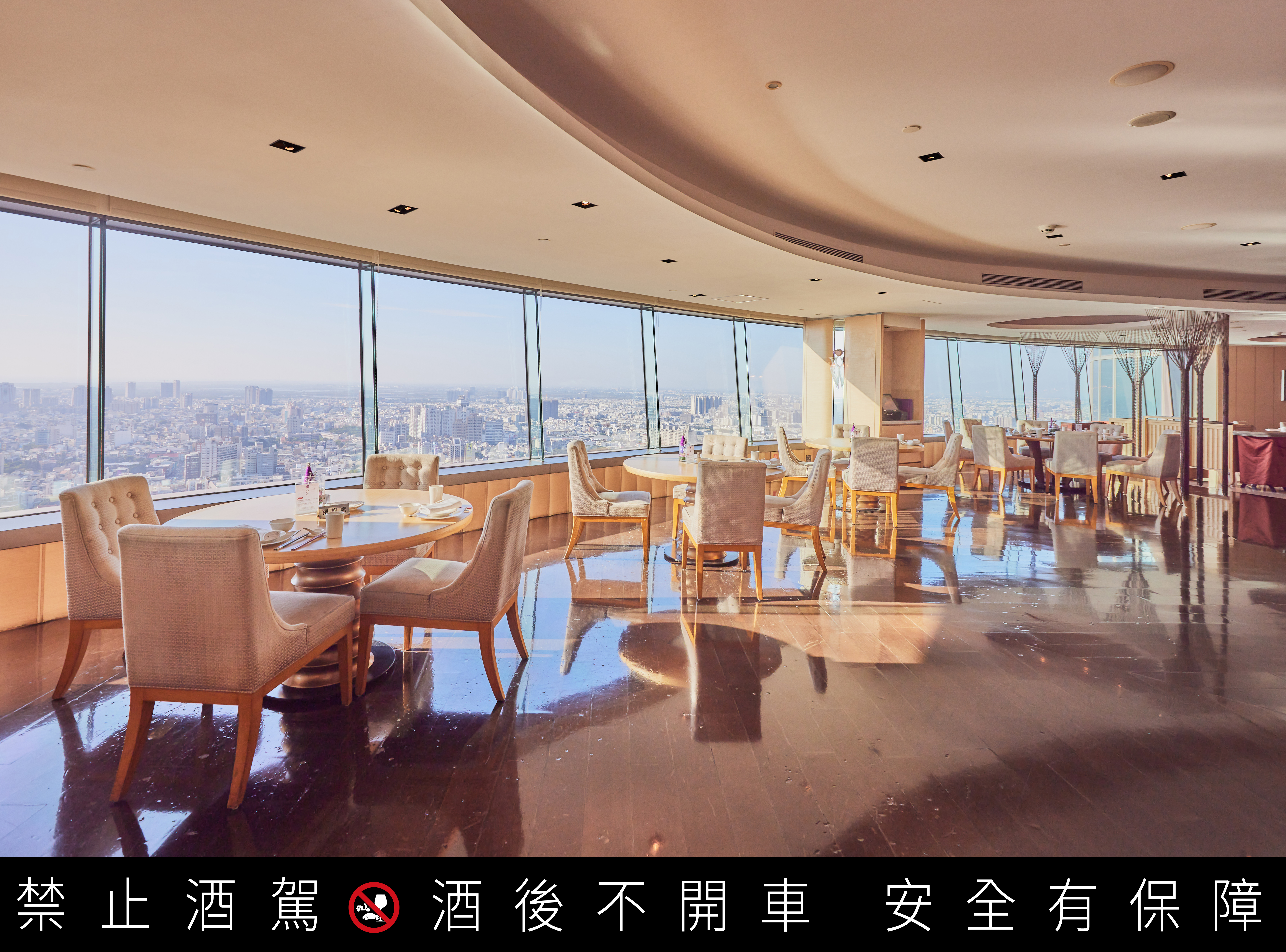 「台南遠東香格里拉飯店」圓柱型帷幕建築流露時代感，不僅是台南市地標，在維基百科上也被註明是雲嘉南最高的摩天大樓！ 