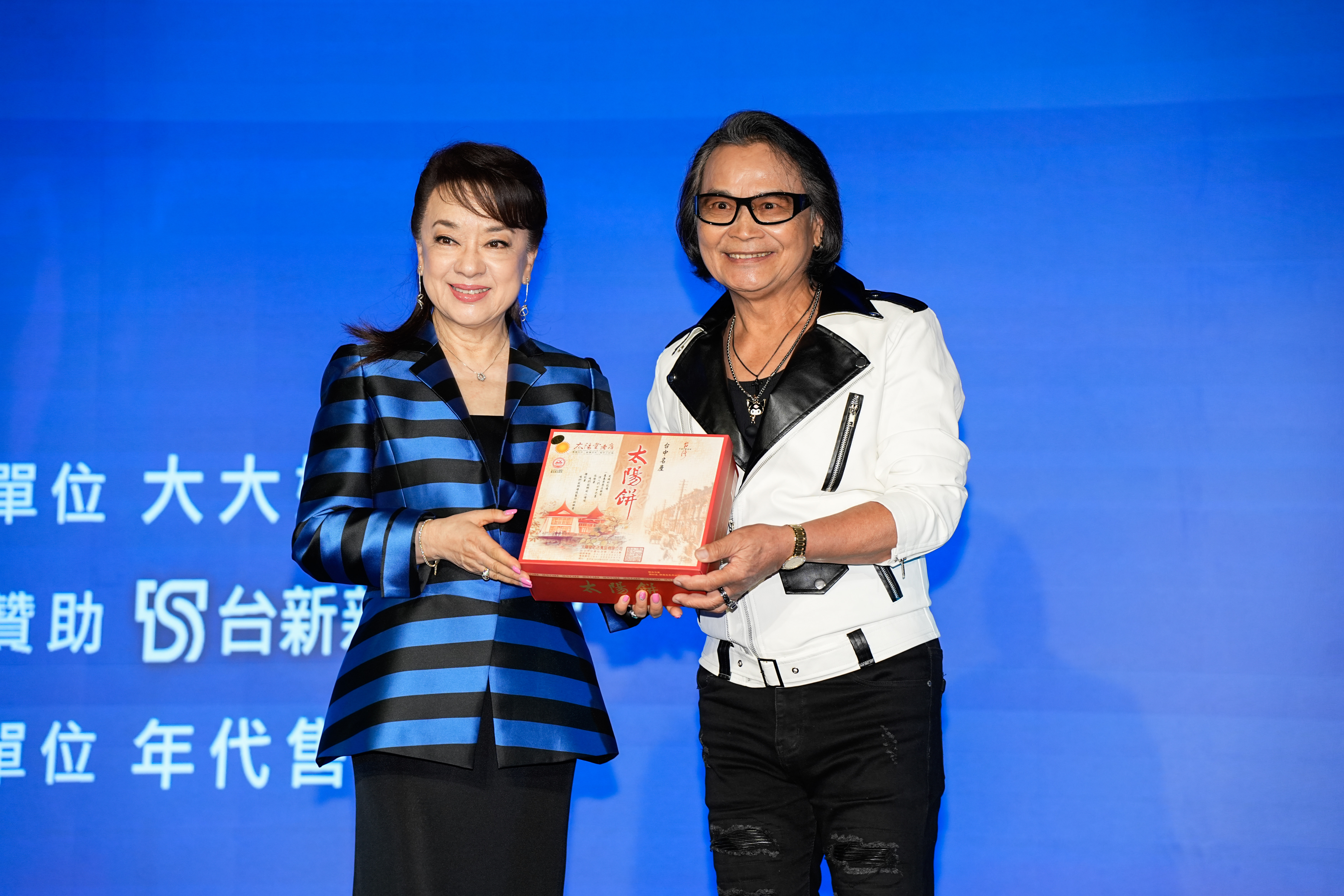 沈文程帶著太陽餅現身站台,祝福翁倩玉演唱會票房長紅。