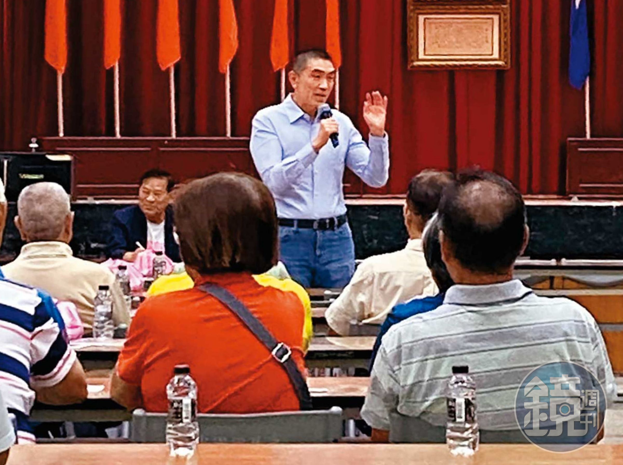 謝國樑前往國民黨基隆市黨部,對台下黨員及民眾進行宣講。(讀者提供)