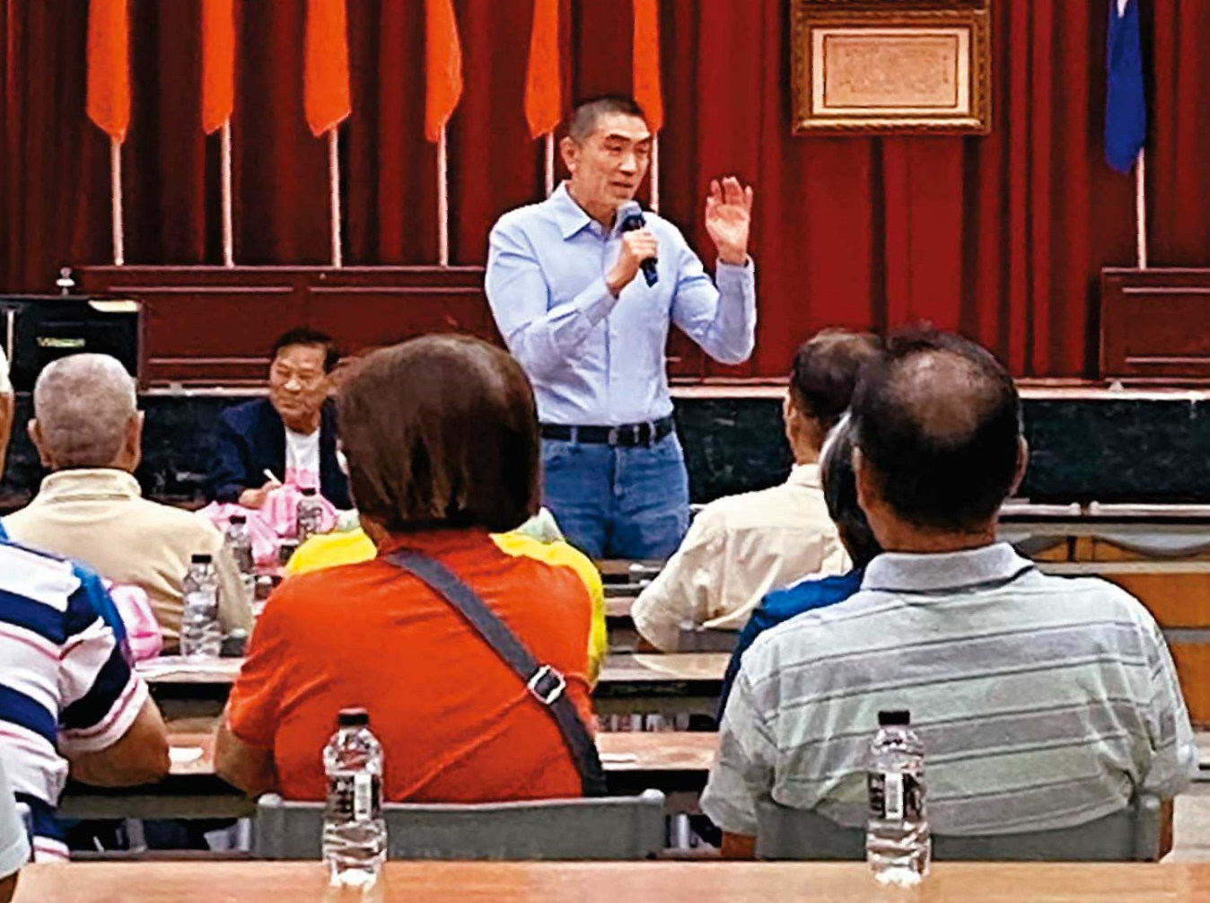 謝國樑前往國民黨基隆市黨部,對台下黨員及民眾進行宣講。(讀者提供)