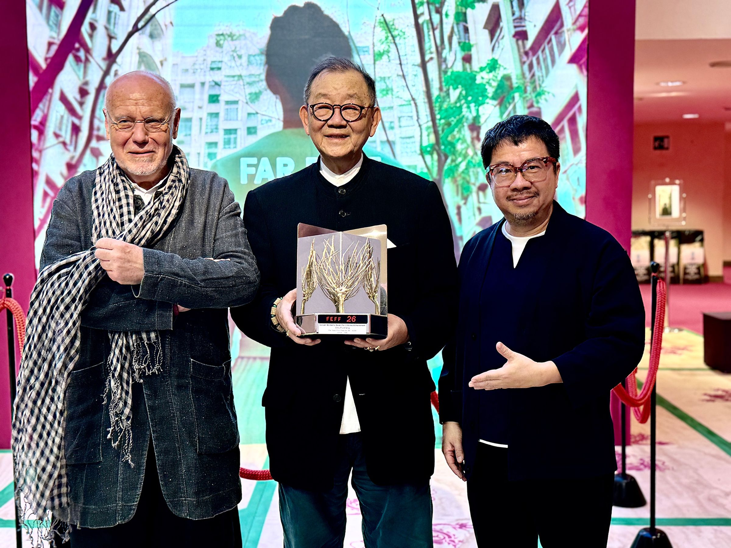 威尼斯影展前主席馬克穆勒（左起）、得獎人邱復生、國家電影及視聽文化中心董事長褚明仁合影。（烏甸尼遠東國際影展/提供）