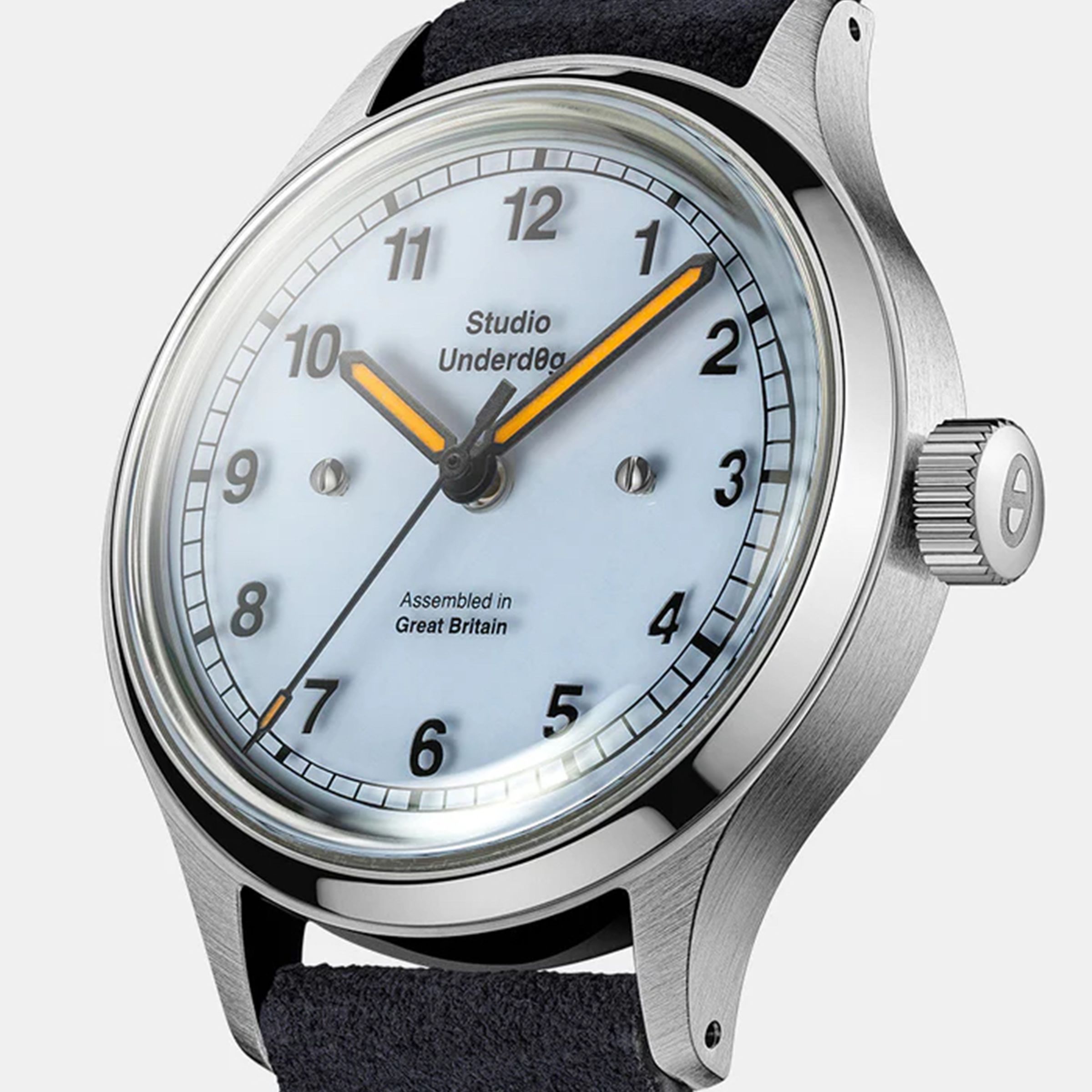前代02Series六時位置原本寫著Mechanical Hand-Winding，新款已改成Assembled in Great Britain。
