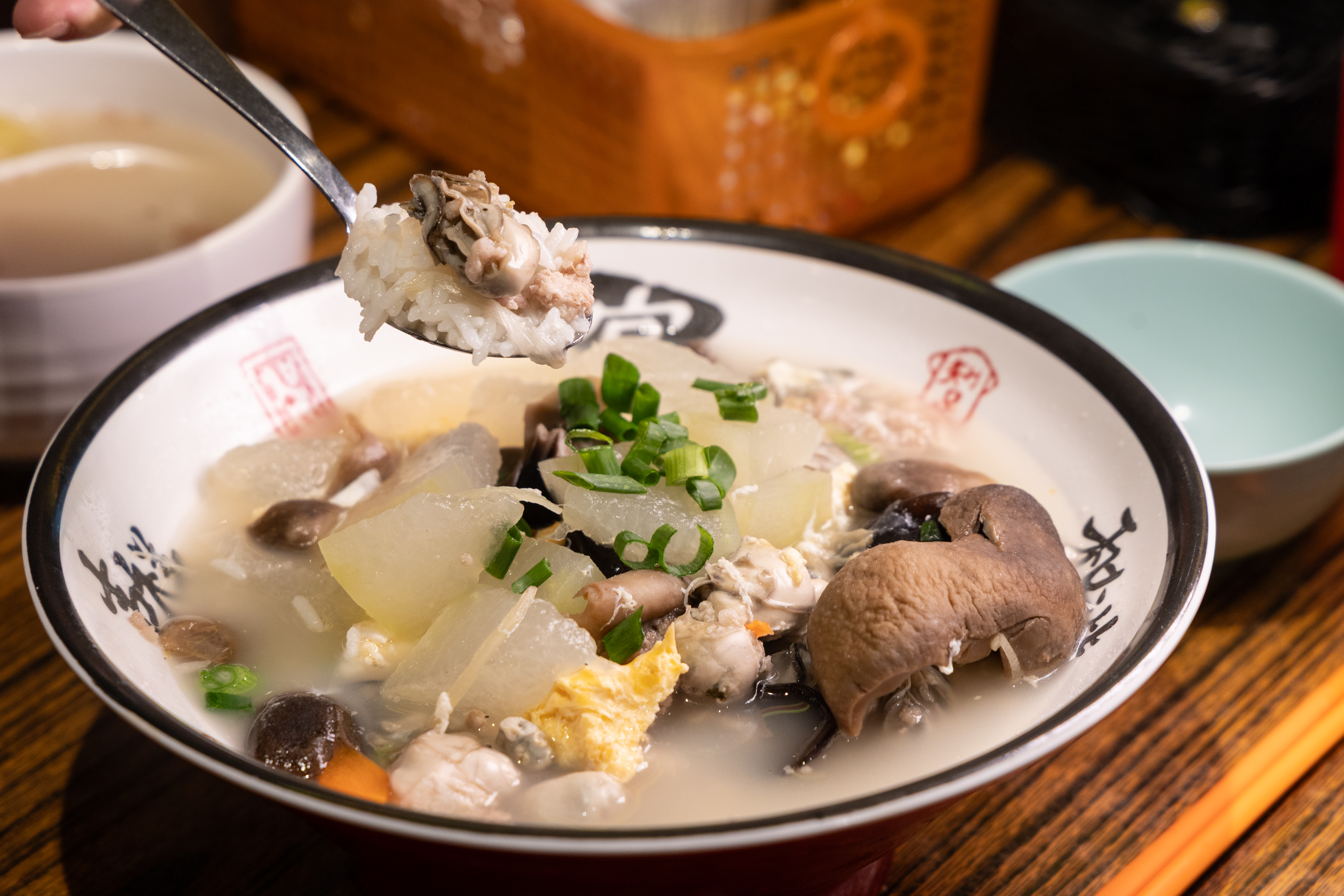「冬瓜鹹蛋蠔仔肉碎泡飯」湯頭中帶著海味與冬瓜清甜，蠔仔鮮嫩、鹹蛋滑香，搭配多快滿出來的配料，一碗下肚真的超級飽。（港幣64元／份，約NT$244）