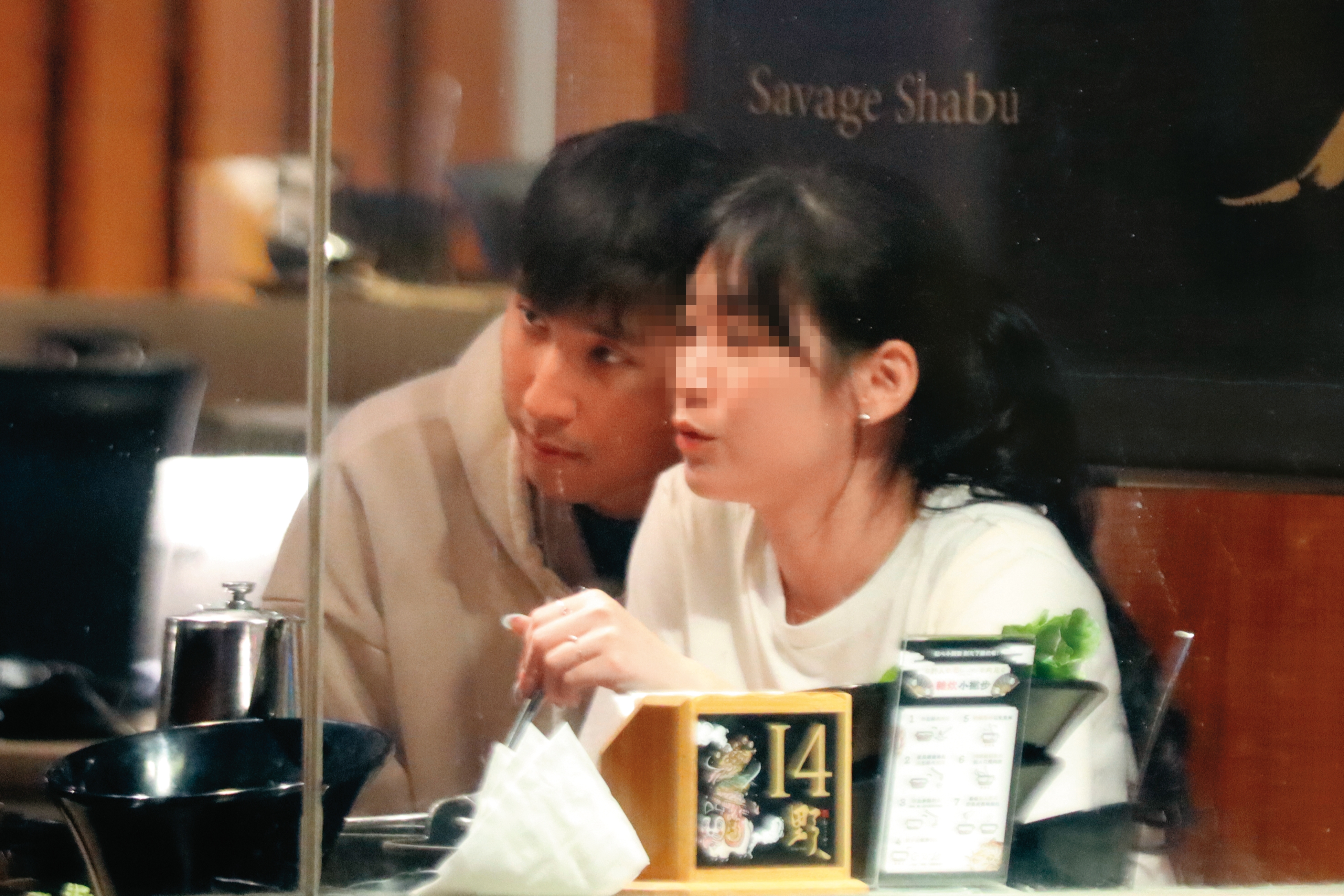 1/16 00：23 胡釋安（左）和女友馬尾妹（右）在火鍋店用餐，身體靠得相當近。