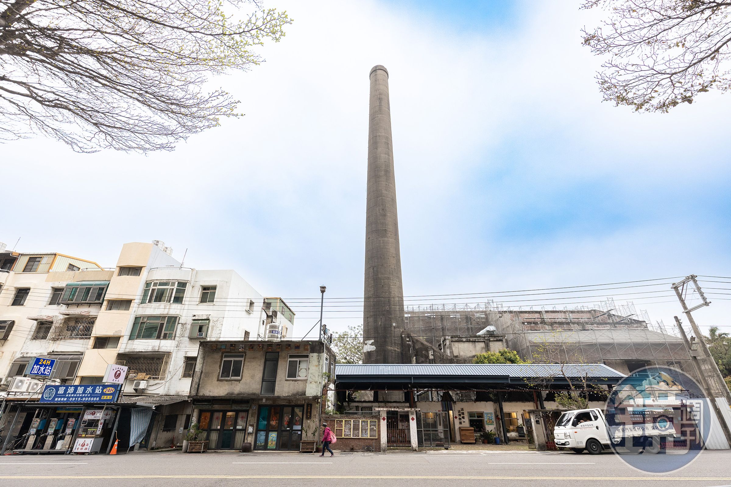 高達60公尺的灰色大煙囪,是新竹六燃最醒目的建築地標。