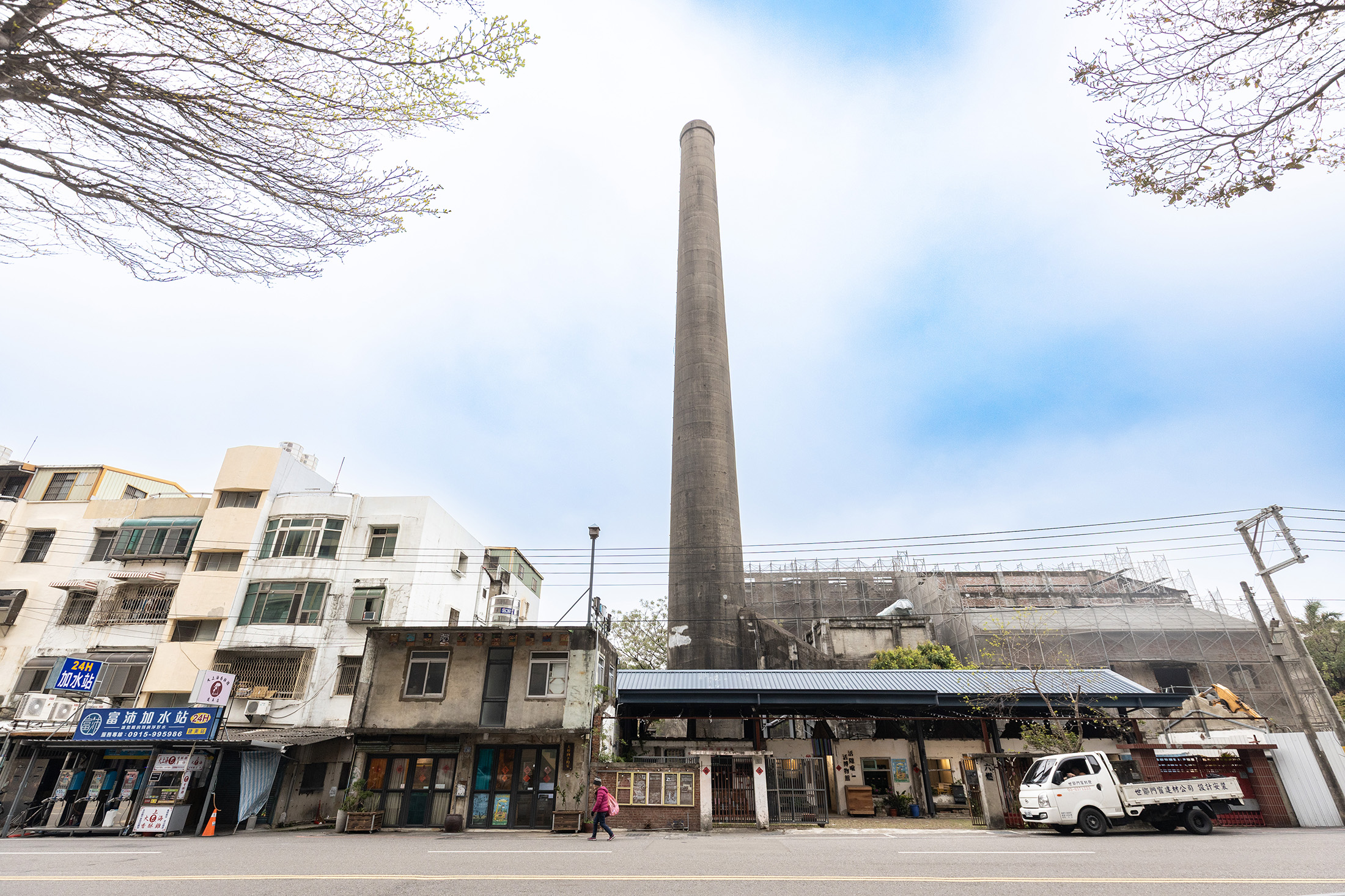 高達60公尺的灰色大煙囪，是新竹六燃最醒目的建築地標。