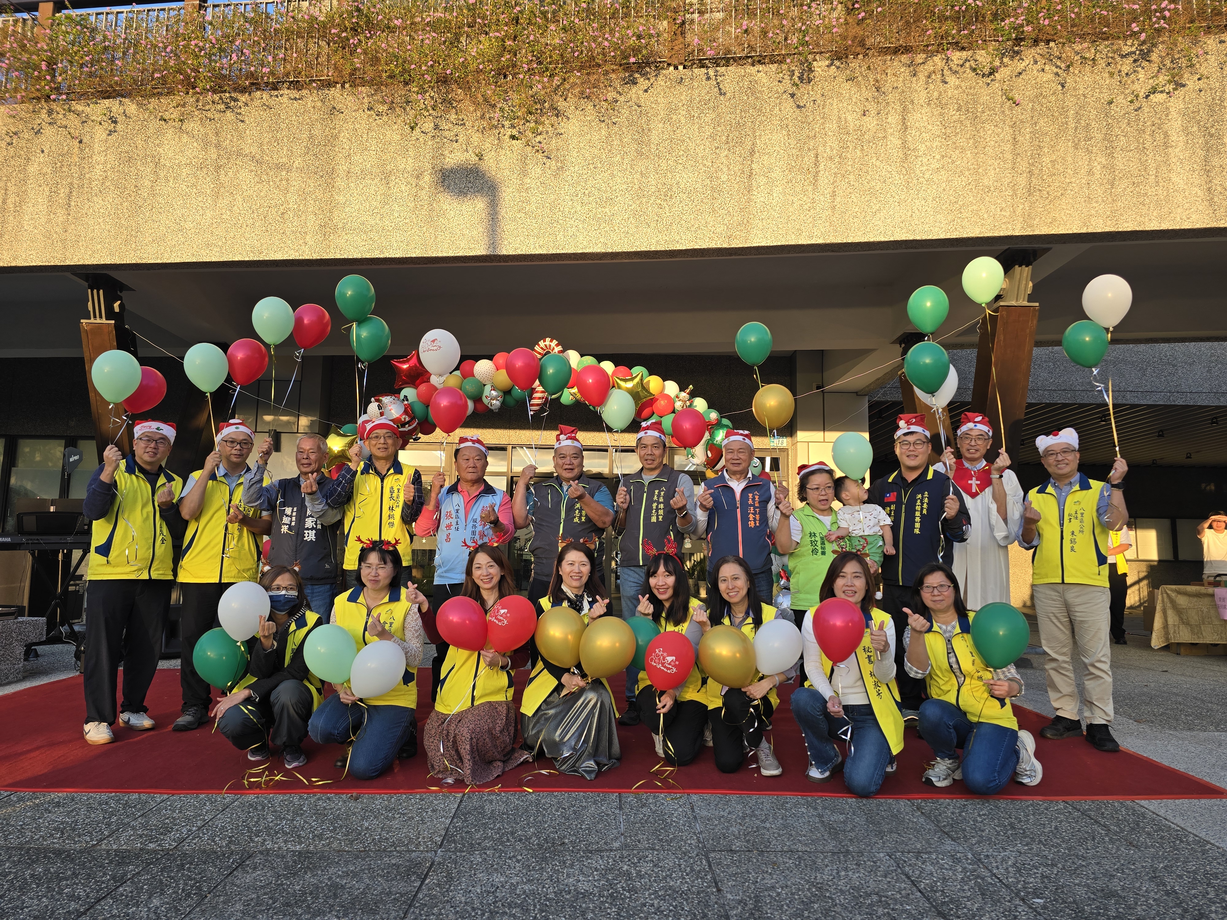 「2025八里聖誕幸福光園」今午舉辦點燈儀式,吸引許多民眾前往參加。(八里區公所提供)
