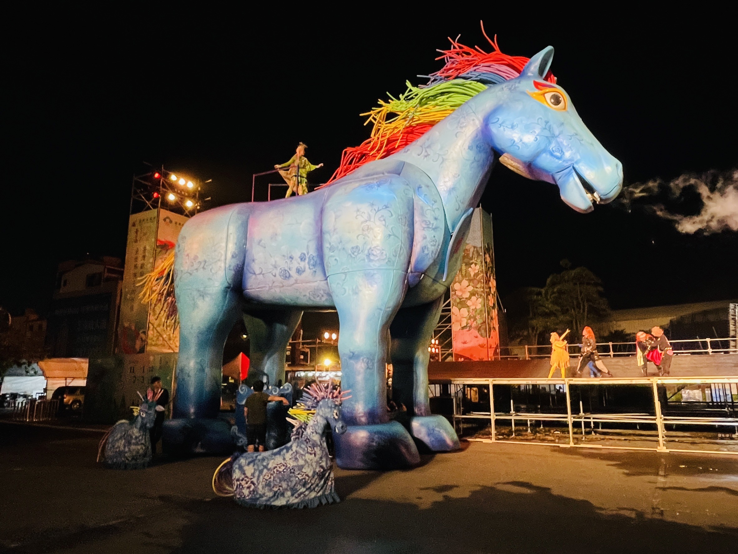 康芮颱風過後，雨馬加速組裝完成，在台南與大家見面。（紙風車文教基金會提供）