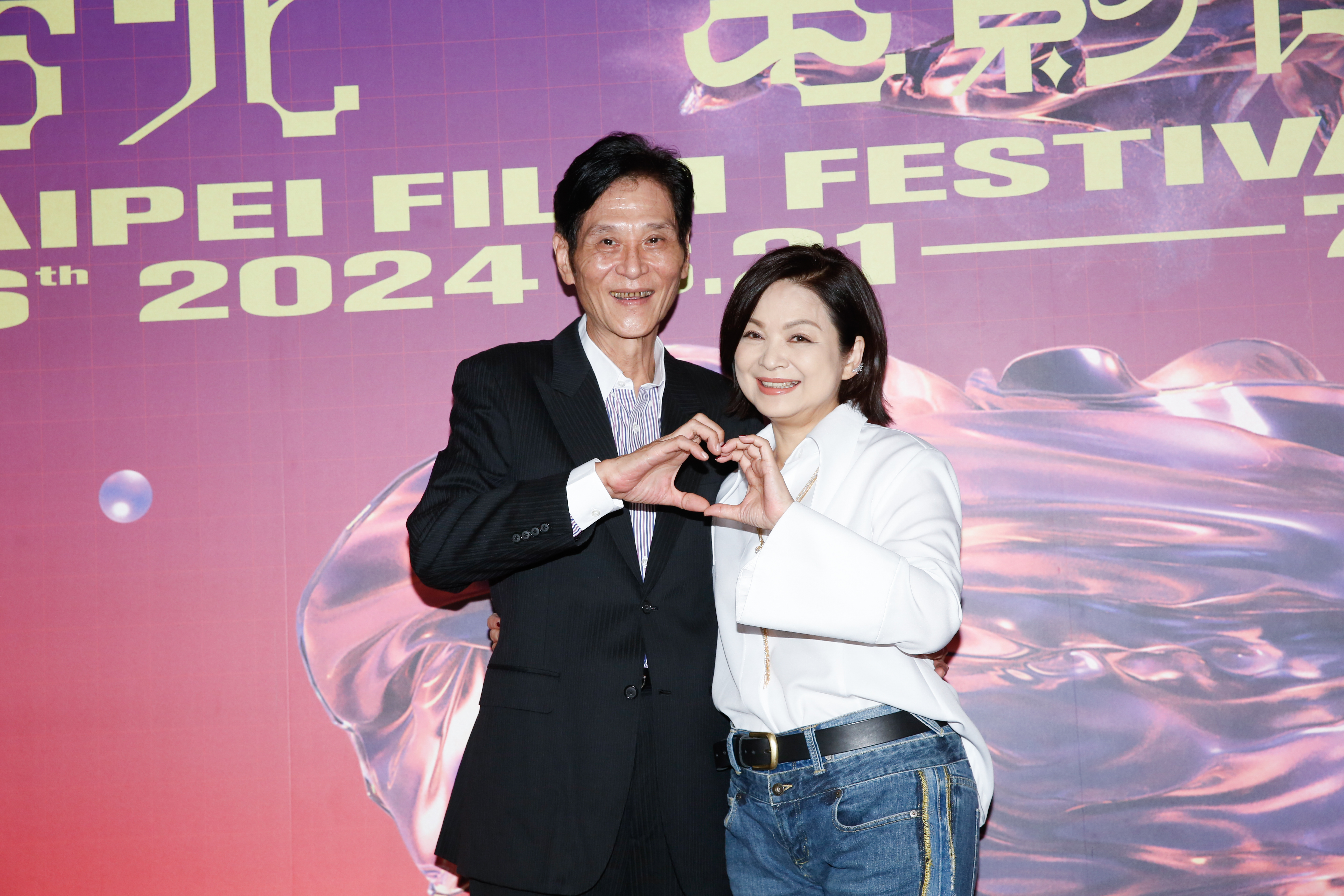 曾在《有生之年》搭檔演出中年夫妻大受好評的喜翔（左）與楊貴媚（右），在電影《春行》演出夫妻關係的平實日常。