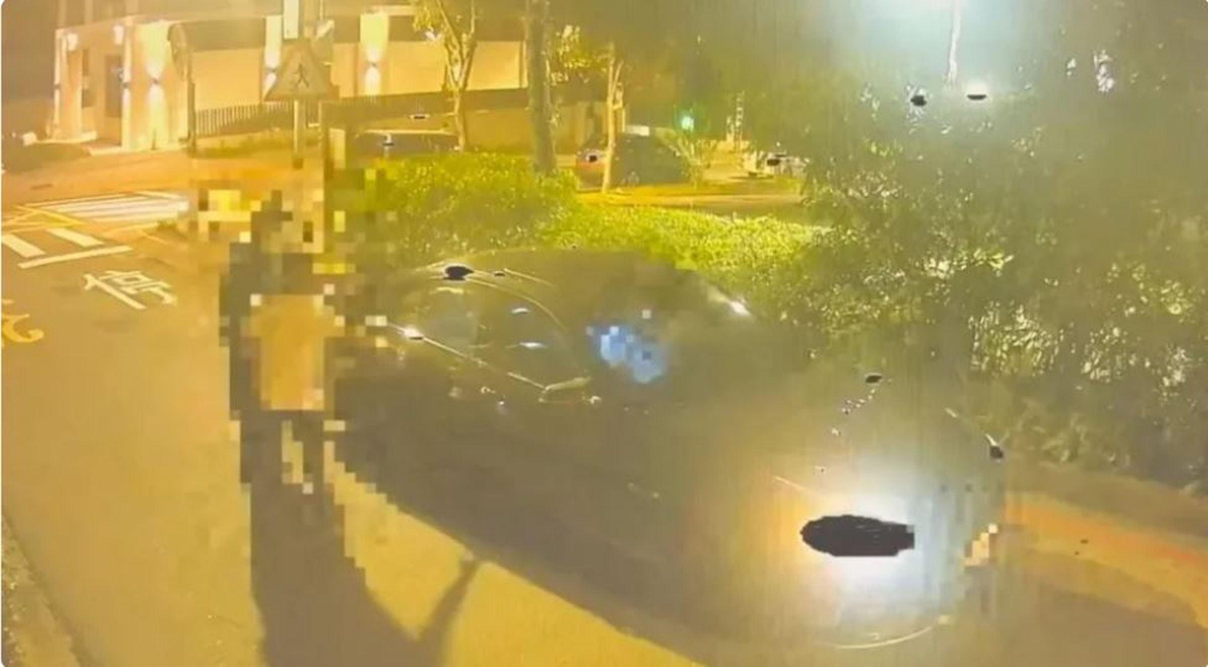 三總陳姓已婚名醫遭林姓前女友及其蔡姓乾弟強押上車，要求付清欠款。（翻攝畫面）