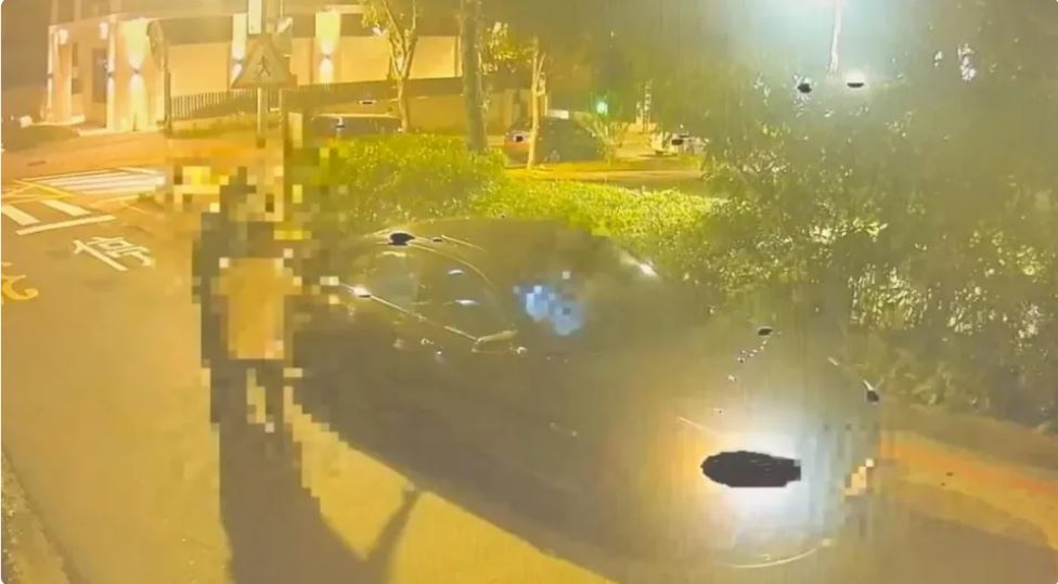 三總陳姓已婚名醫遭林姓前女友及其蔡姓乾弟強押上車，要求付清欠款。（翻攝畫面）