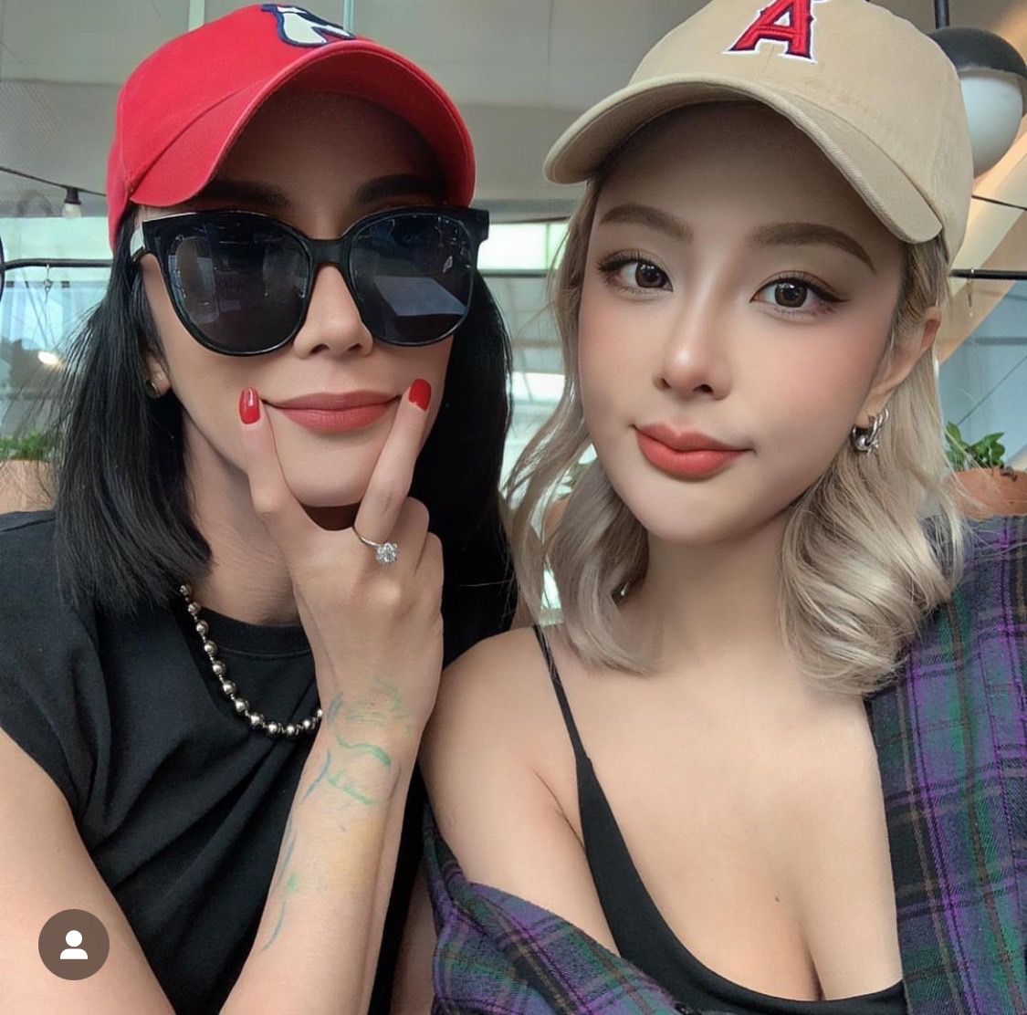 上場前一度崩潰的草莓,好在有當時室友兼姊妹 DJ ALY$HIA(右) 的即時安慰。(翻攝網路)