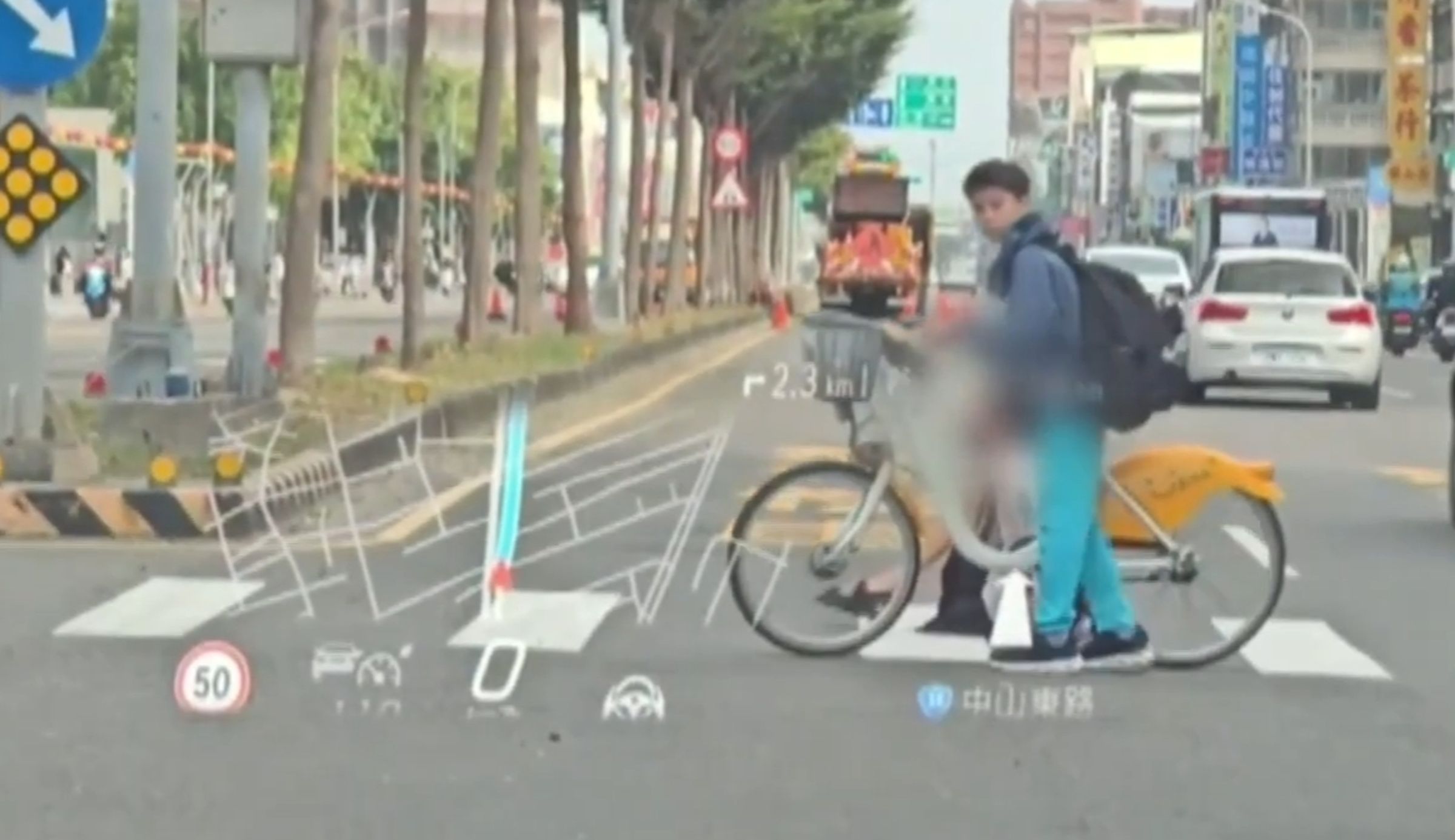 高雄鳳山一名國中男同學牽著共享單車護著行動不便的男子過馬路，暖舉引發熱議。（鏡新聞，翻攝自Threads jasonfu.mb）
