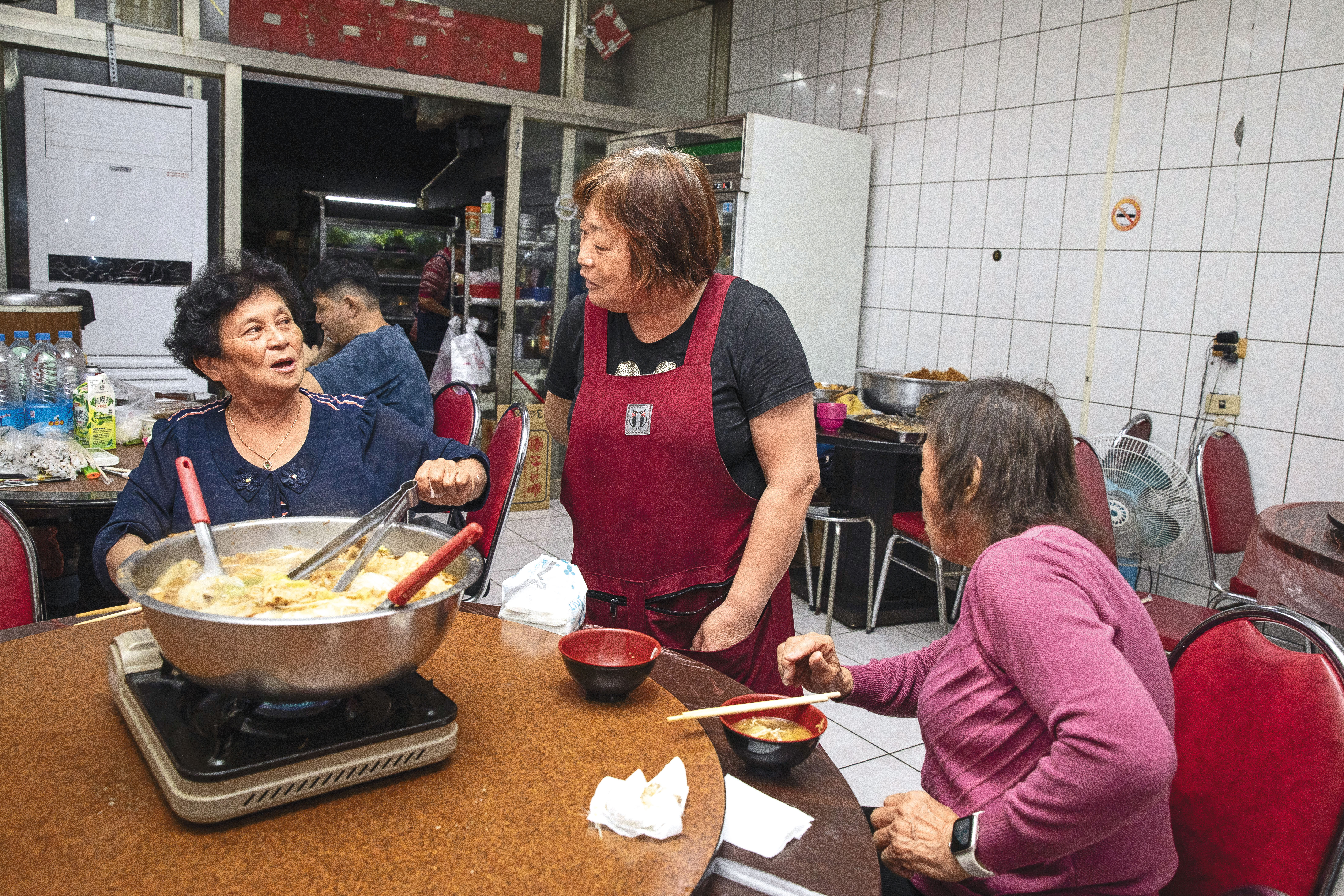 江明苓（中）有許多死忠的老客人，住在台南的王女士（左）開山路2小時，帶朋友到佳香吃魚頭。
