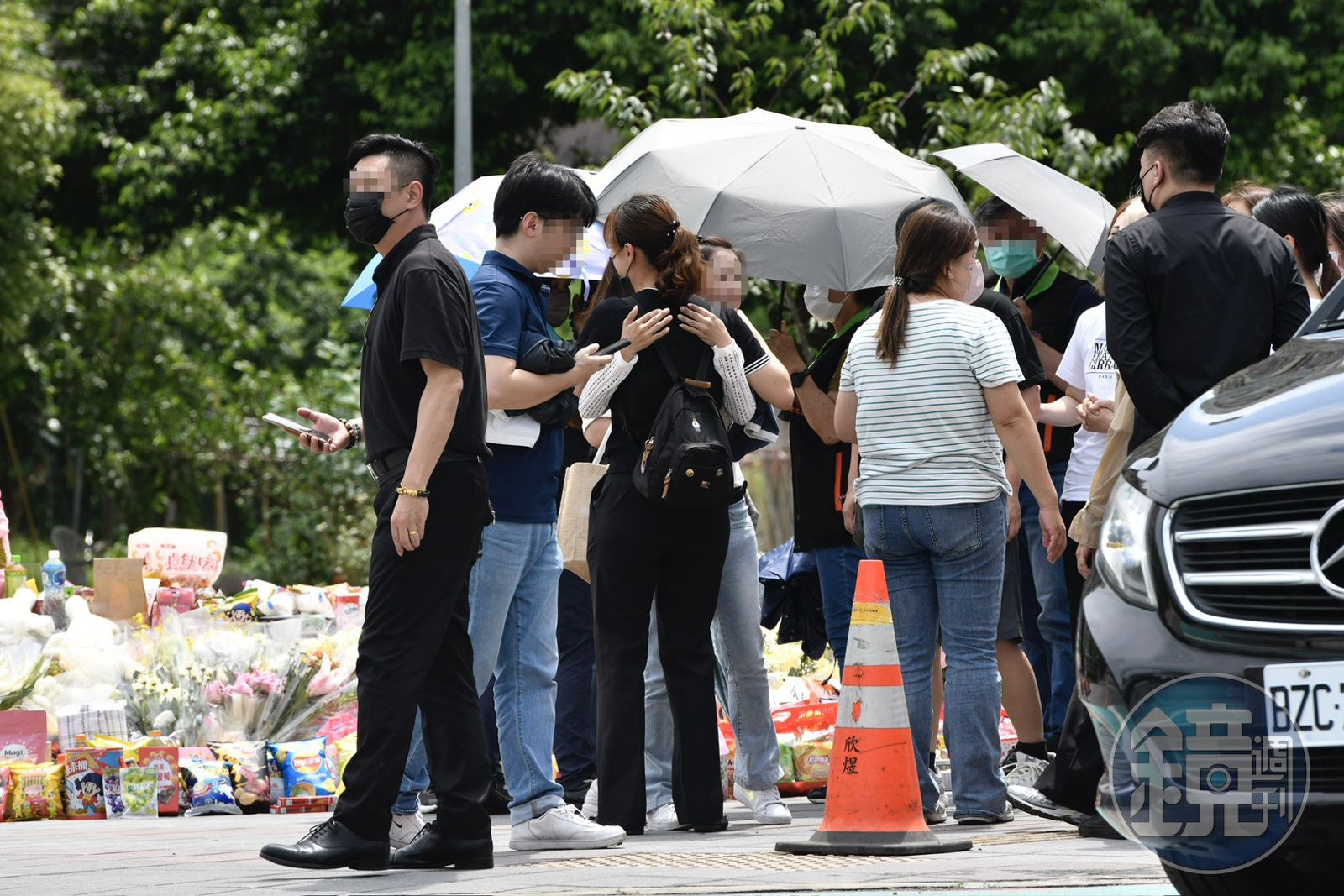 車禍現場舉行招魂儀式,場面哀戚。(鏡報新聞網李智為)