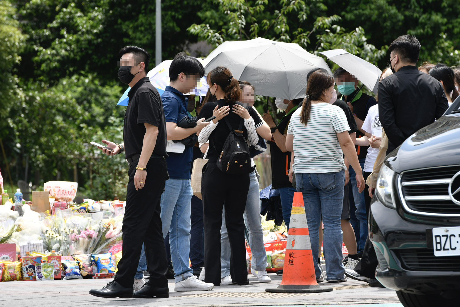 車禍現場舉行招魂儀式，場面哀戚。（鏡報新聞網李智為）