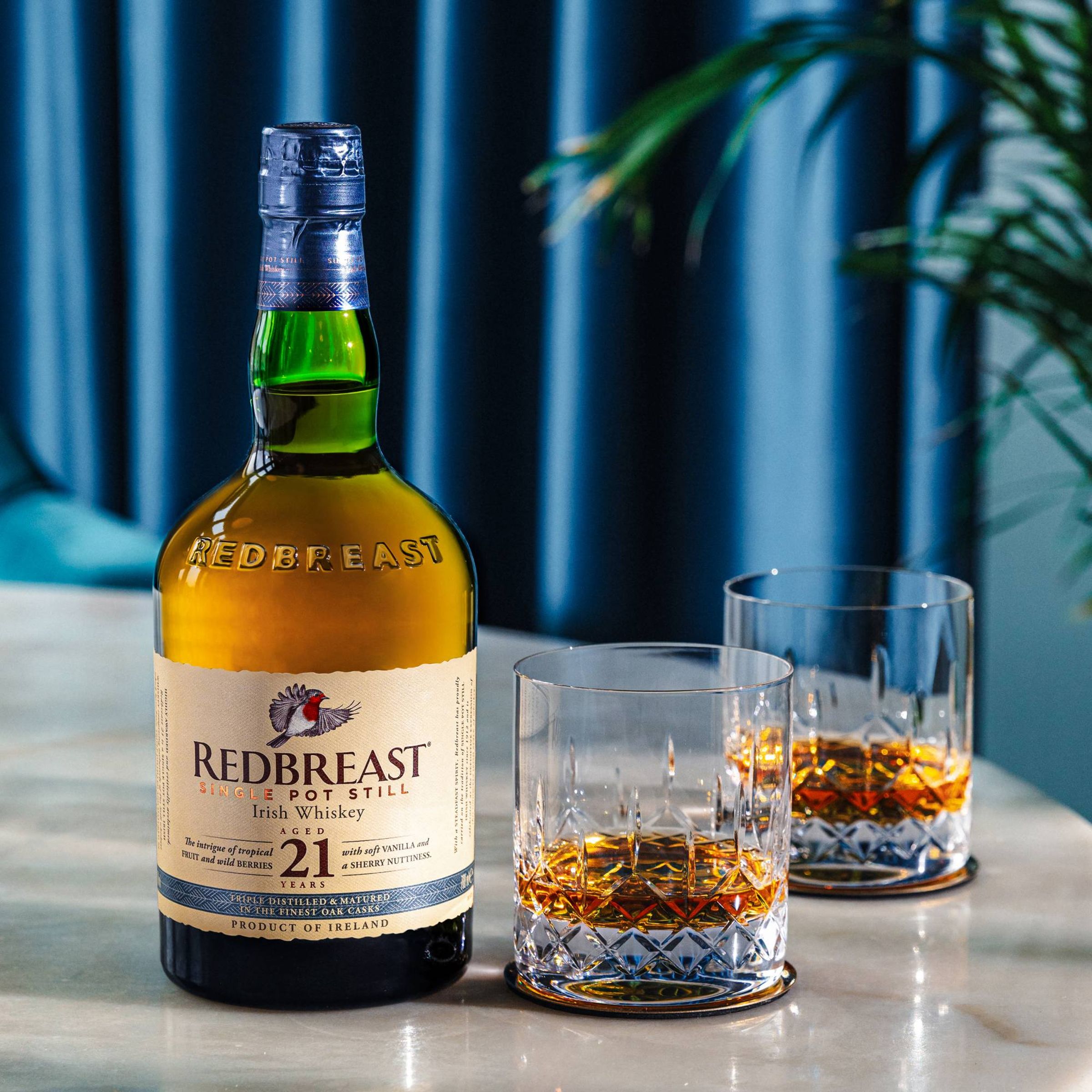 REDBREAST 21年 類別：單一壺式蒸餾威士忌 產區：愛爾蘭 特色：帶有新鮮熱帶水果、奶油和乾果的香氣。口感柔和，融合了香草、烘烤橡木、雪莉酒的堅果和香料風味。尾韻带有水果和香草籽卡士達的香氣，最後帶出淡淡的麥香，如同品嚐一塊鋪滿熱帶水果的卡士達派。 酒精：46% 建議售價：請洽台灣保樂力加Le Cercle尊爵俱樂部