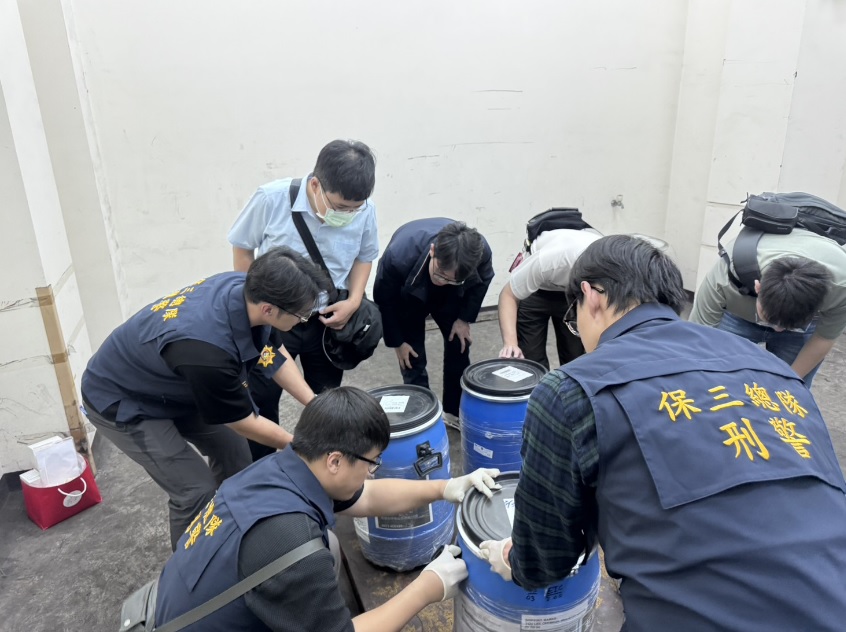 保三總隊接獲情資有毒梟假冒知名化工廠運輸大量毒品,立即報請橋頭地檢署指揮偵辦。保三總隊提供