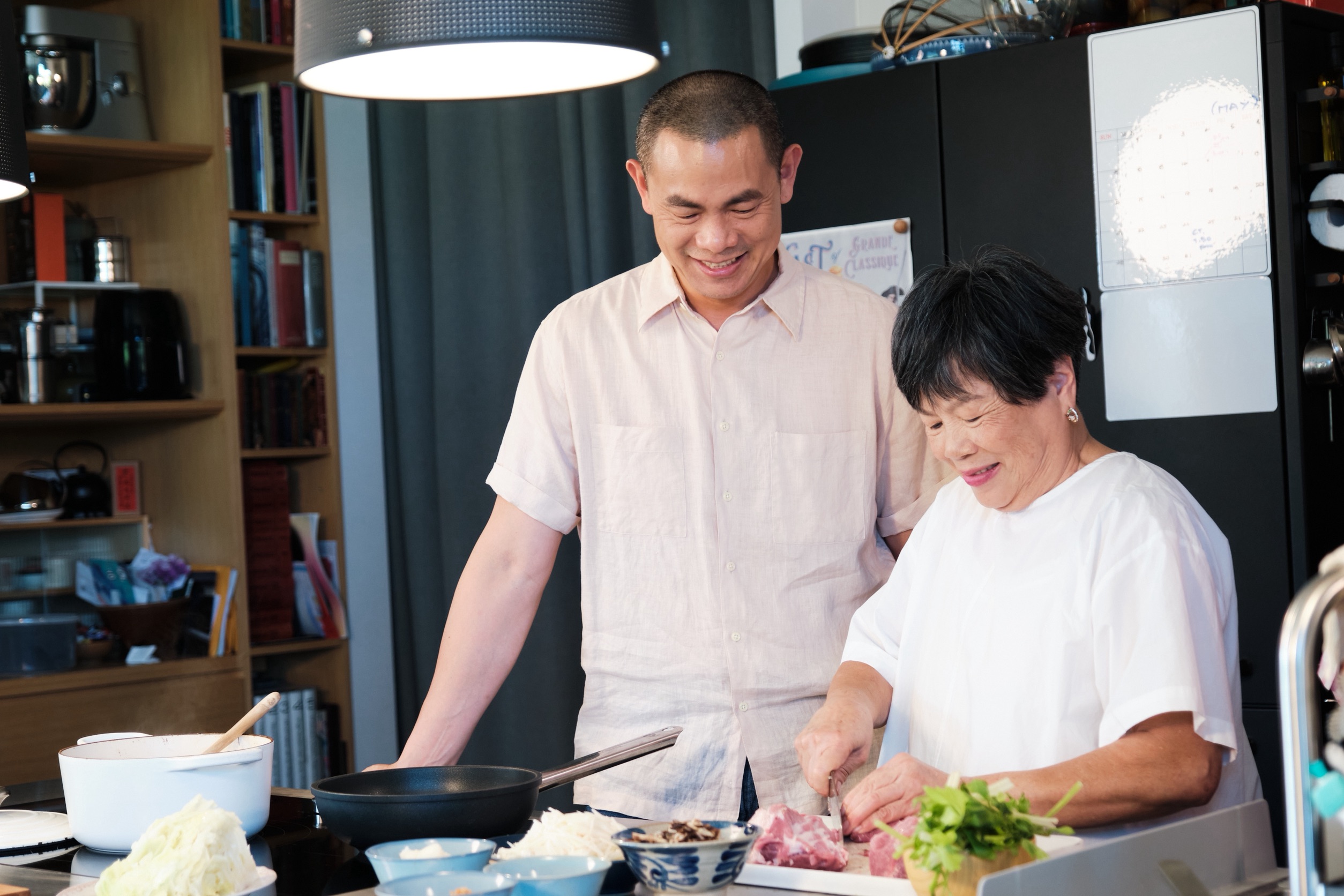 江振誠與媽媽攜手在節目中烹煮鹹粥。(TVBS提供)