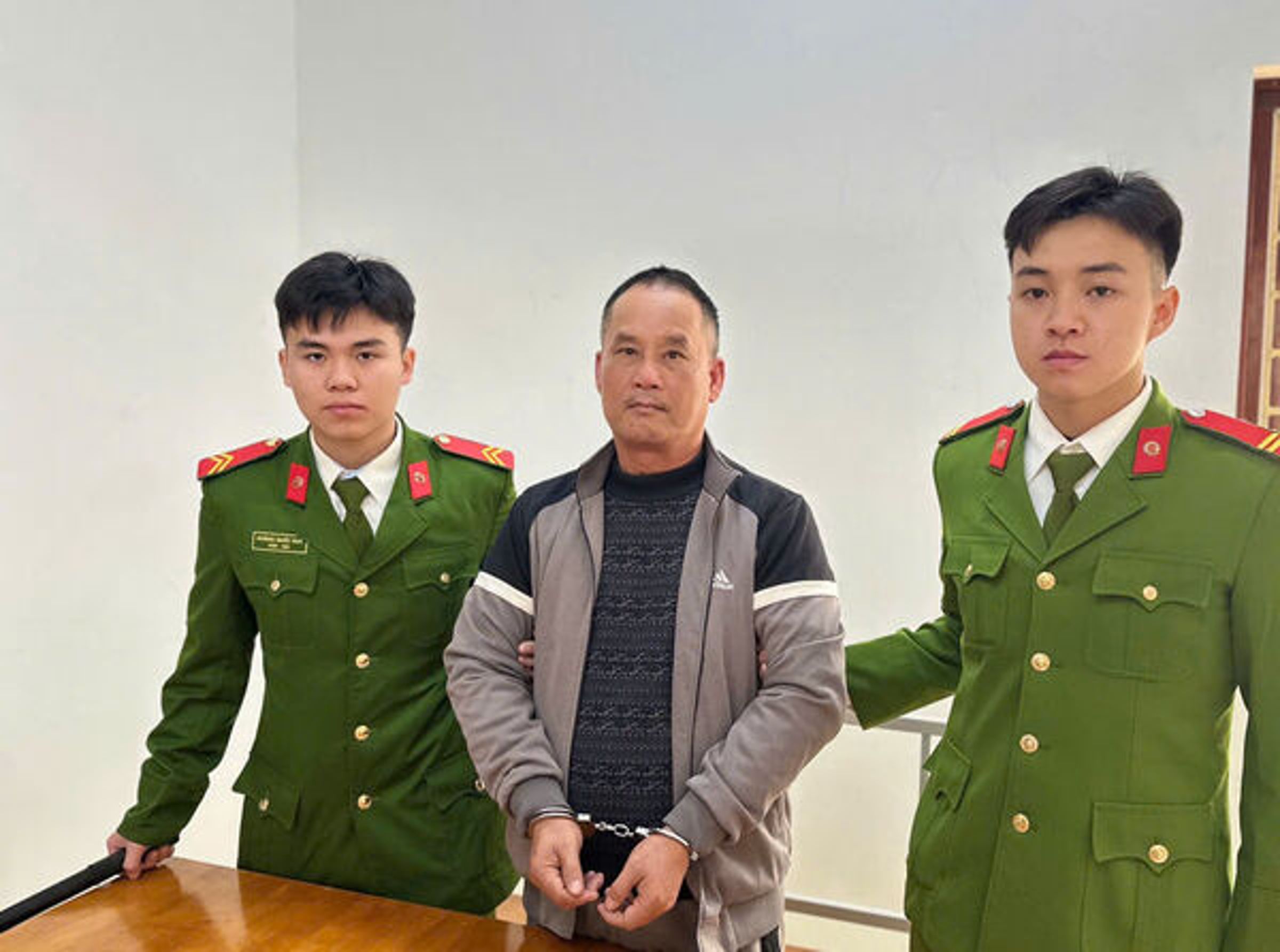 嫌犯（中）任職於市場管理單位，案發後仍照常上班。（翻攝自X）