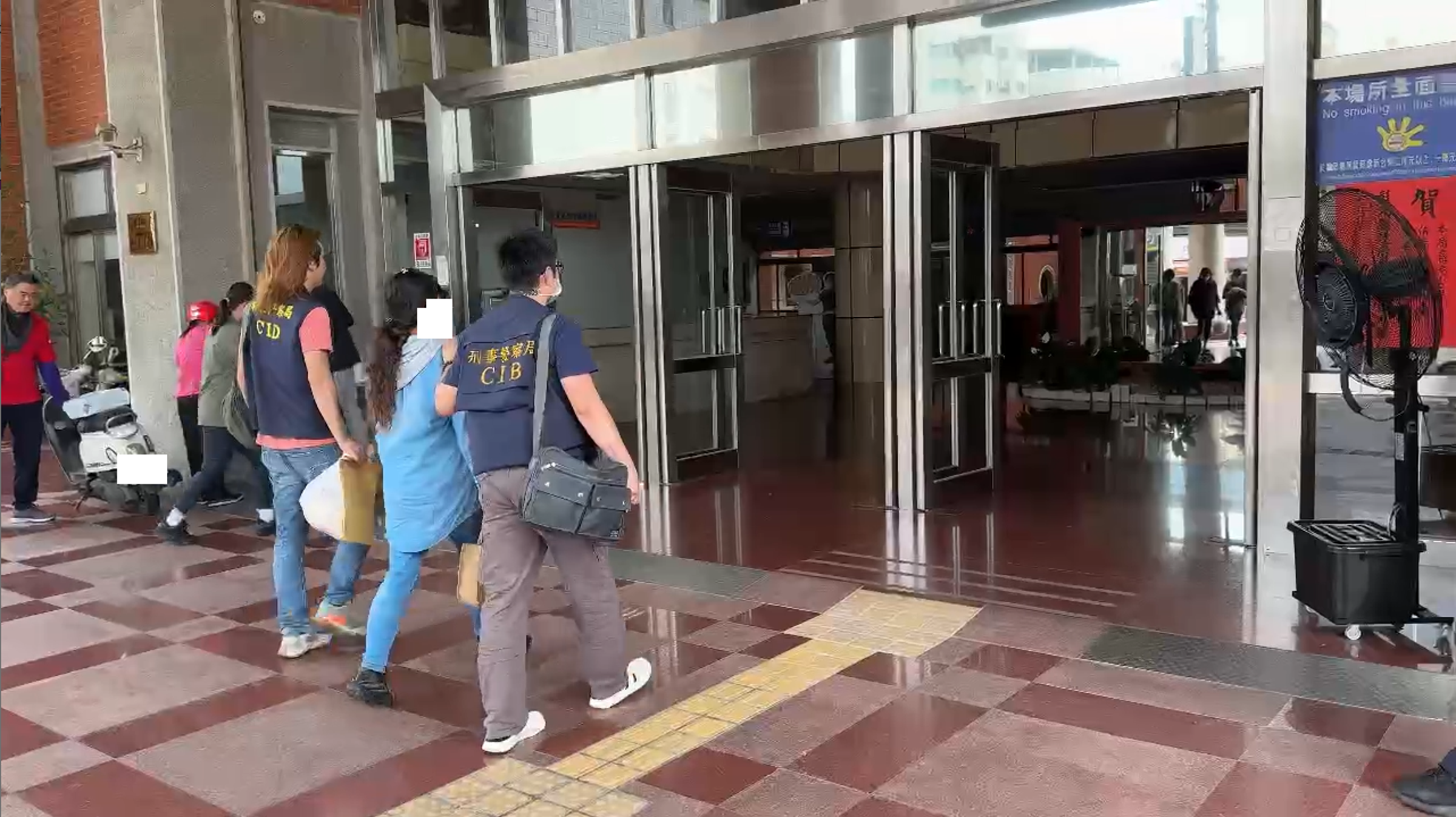 警方解送主嫌王女。(警方提供)