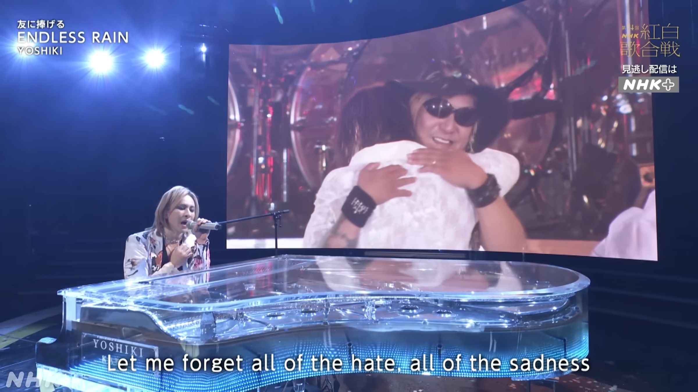 YOSHIKI在《紅白歌唱大賽》自彈自唱〈ENDLESS RAIN〉。(翻攝自NHK YouTube畫面)