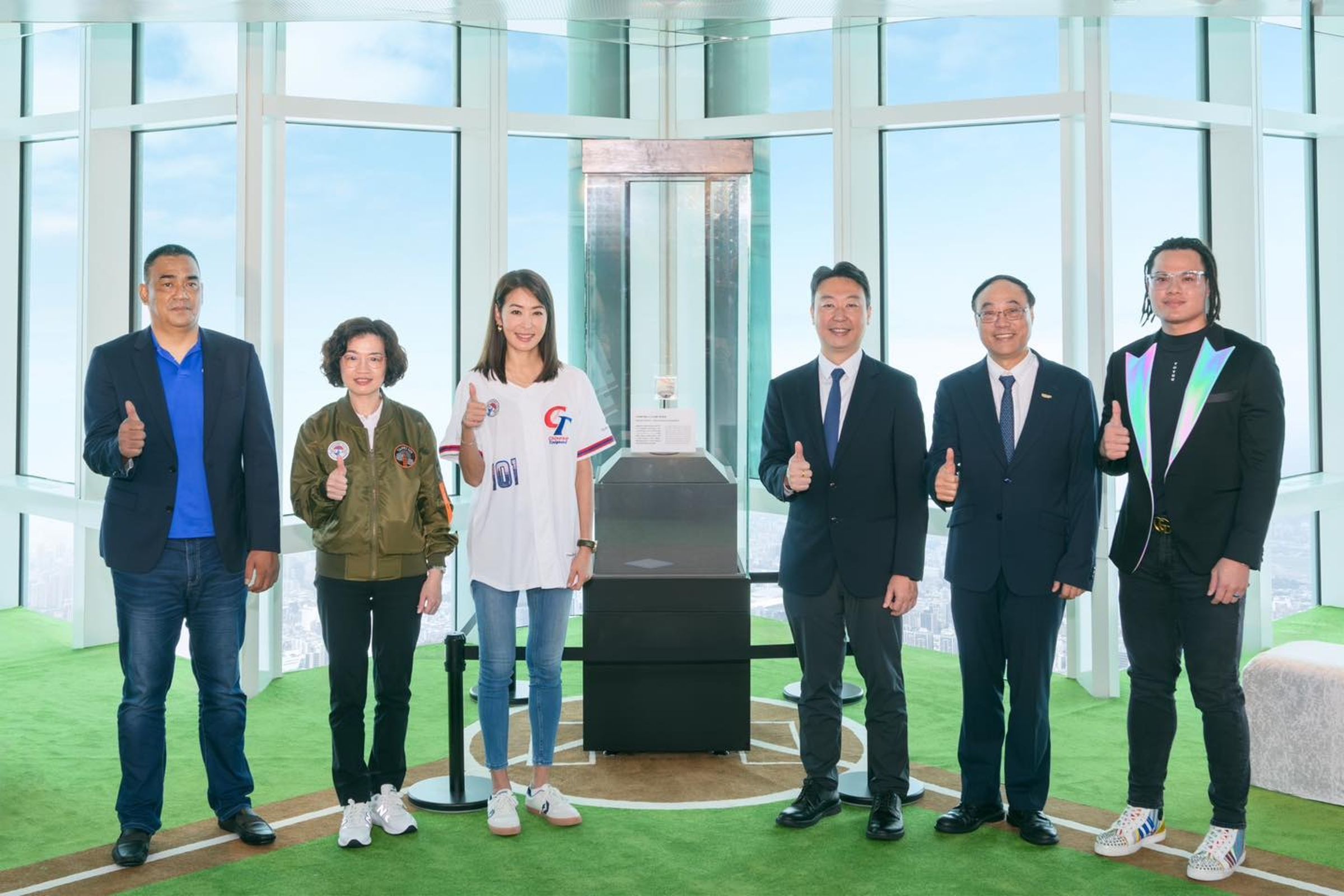 台企優式資本負責人劉興漢用1.41億元標下的大谷翔平50顆紀念球,今日起至明年3月2日於101觀景台(89樓)展出。(翻攝自Fubon Guardians 富邦悍將棒球隊臉書)