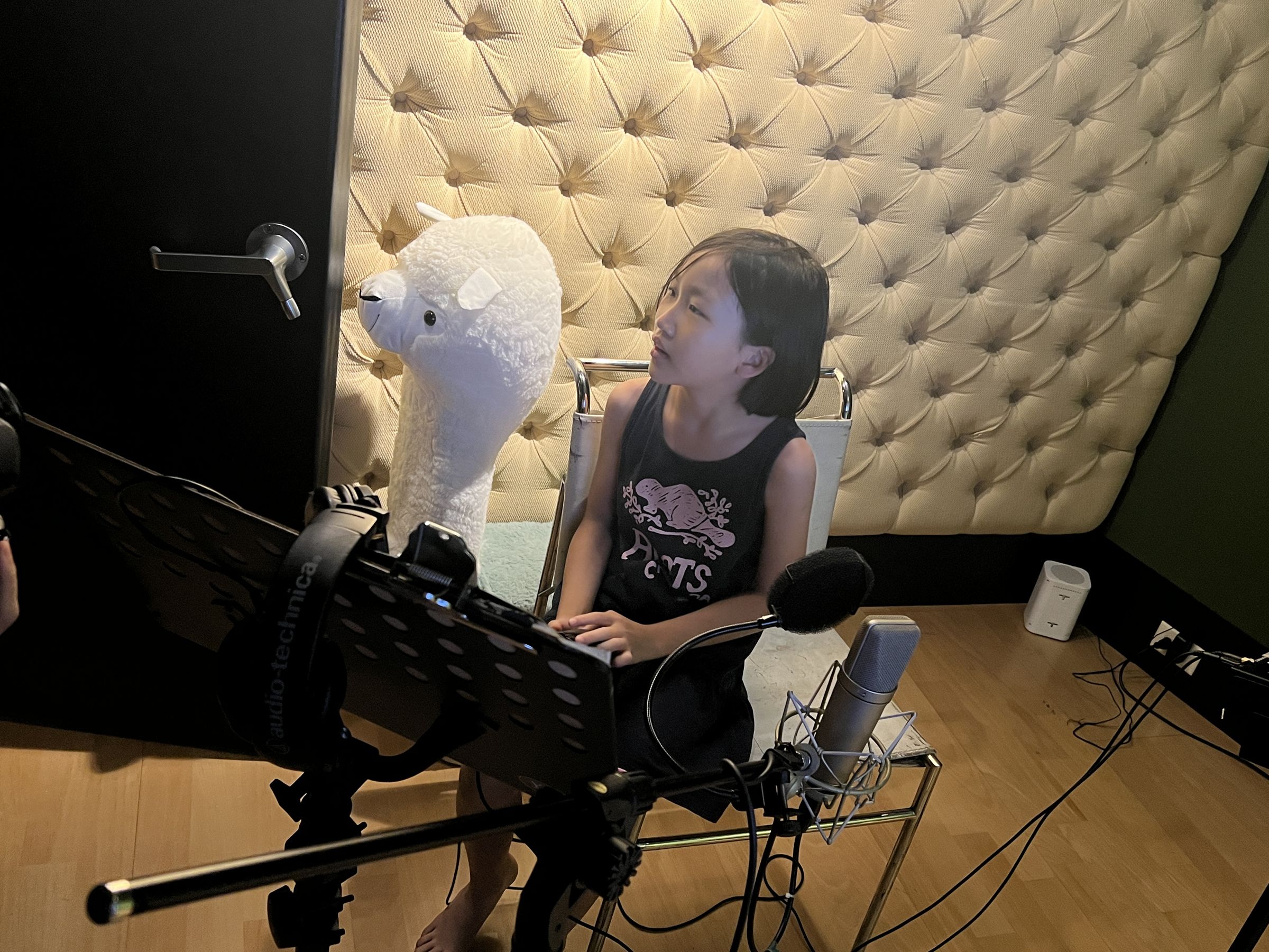 素人小朋友李沛緹為主角陳派派擔綱配音，過程有駱馬玩偶相伴。 （小公視提供）