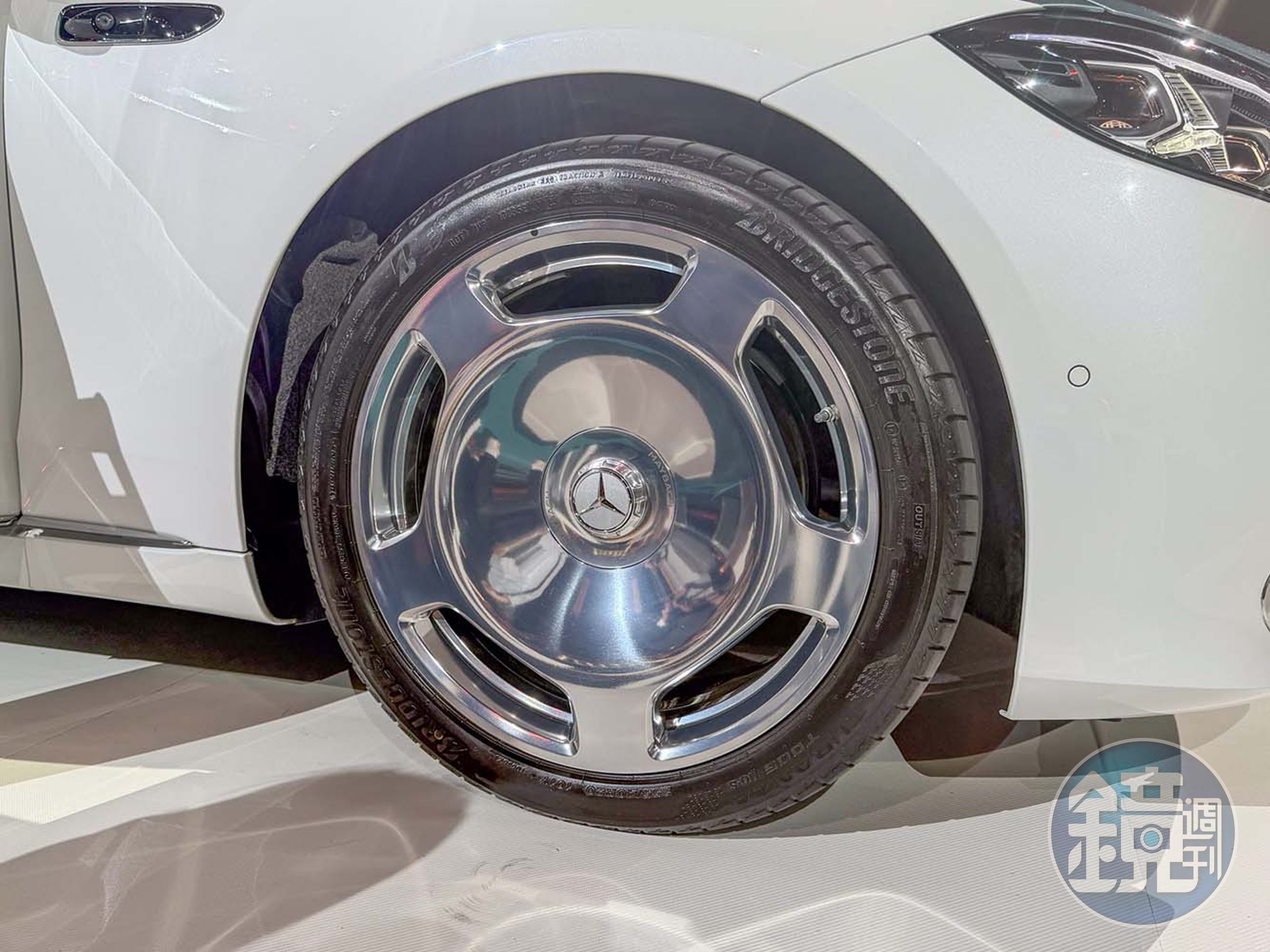 更高規格的MAYBACH S 580換上了20吋的專屬鍛造鋁圈。