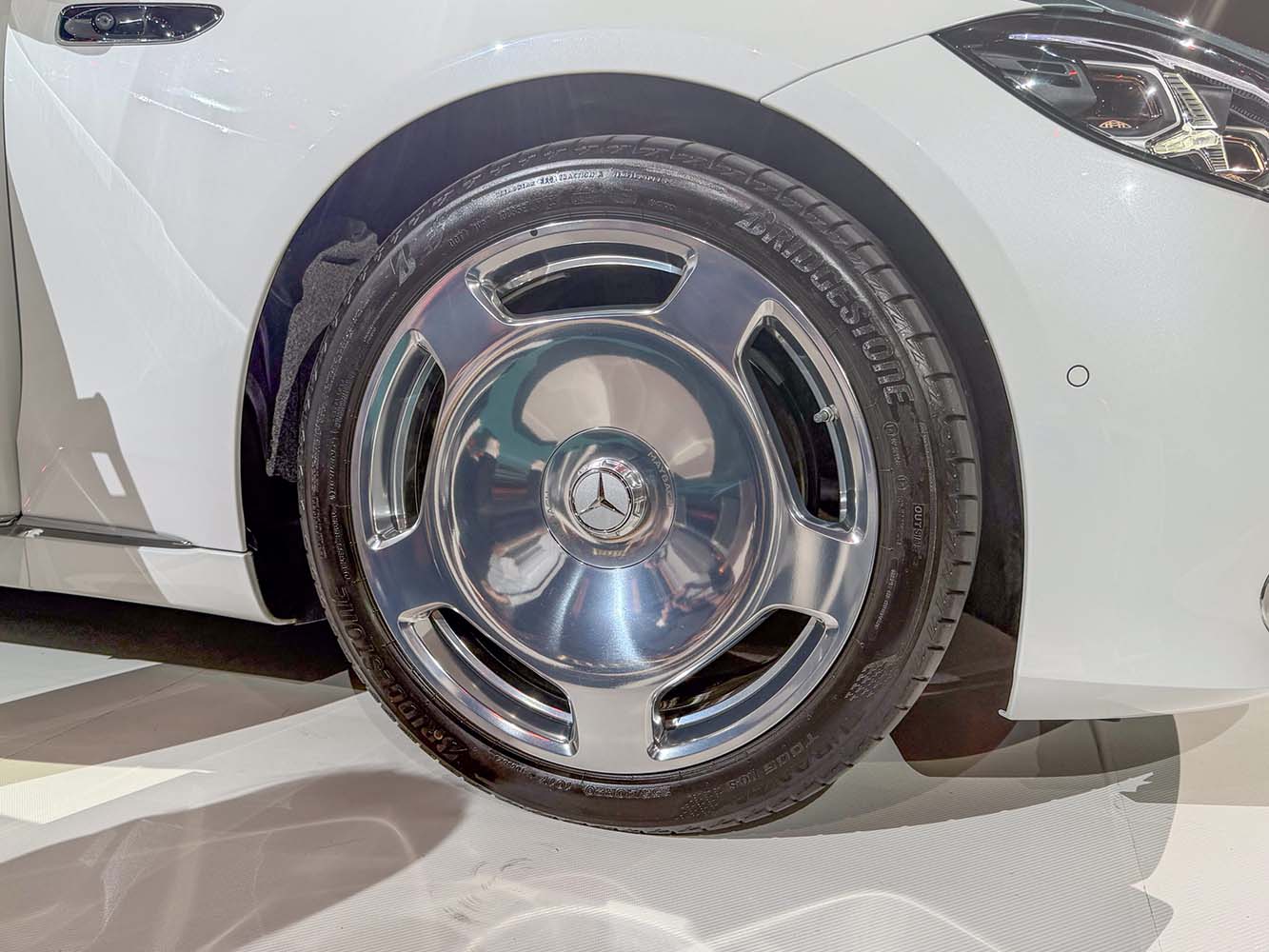 更高規格的MAYBACH S 580換上了20吋的專屬鍛造鋁圈。