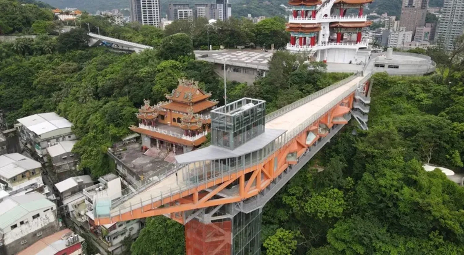 基隆塔今早傳出有男子從塔尖端墜落，倒臥血泊中當場無生命跡象。（文化局提供）