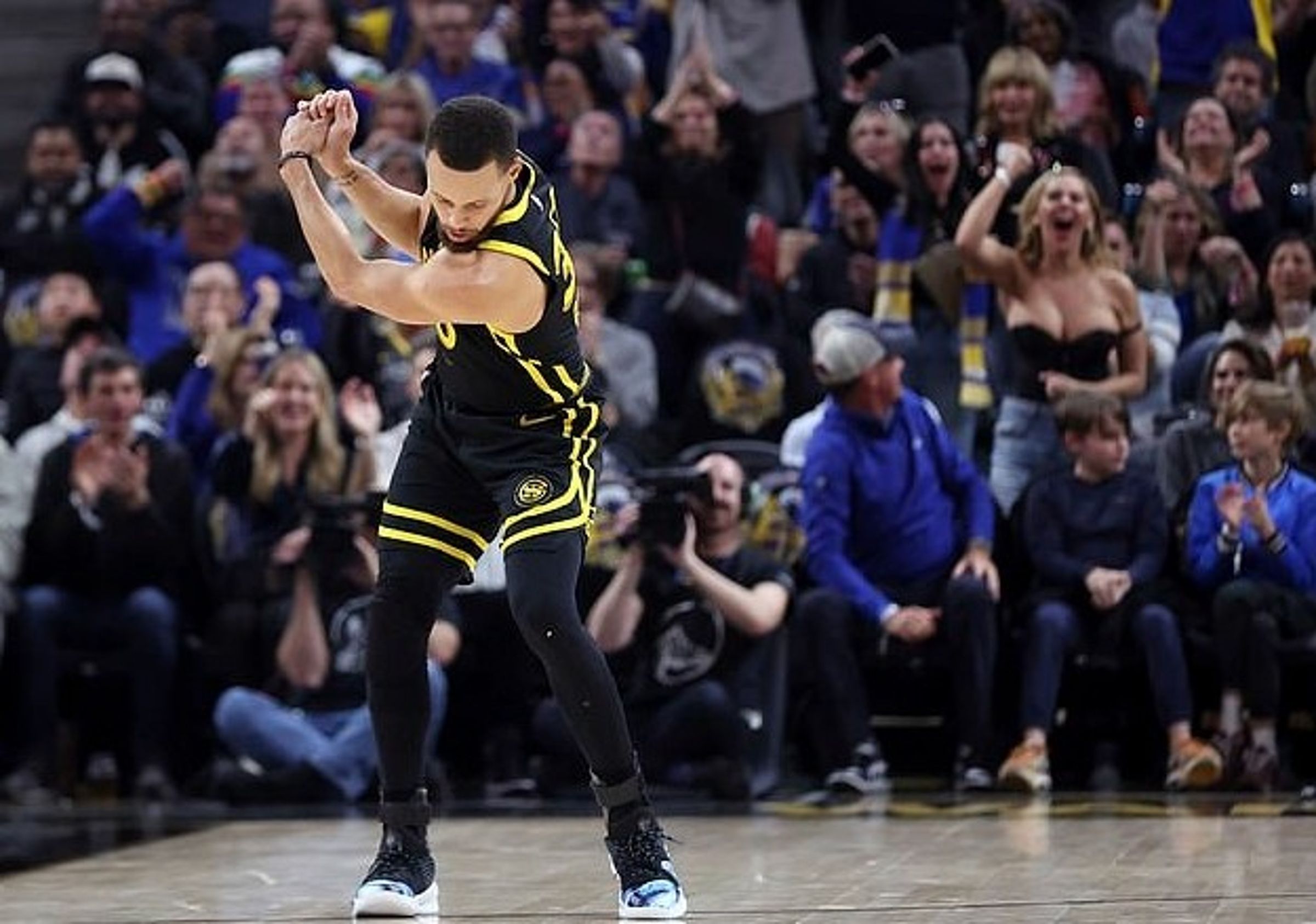 一張NBA勇士隊勝利照!醉翁之意都在後方「兩粒巨彈」,誰在管柯瑞揮桿。(翻自《每日郵報》)