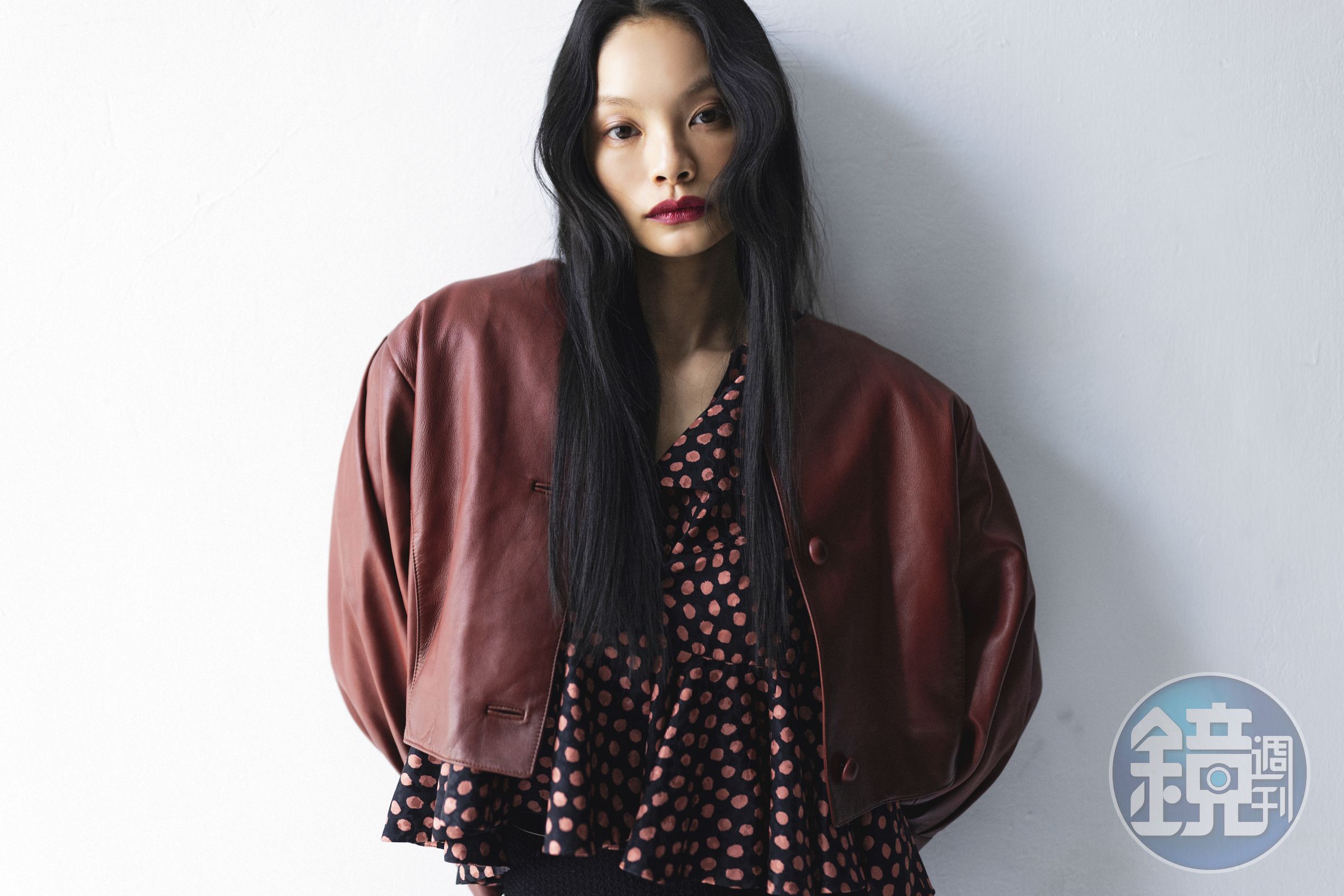 紅色短版皮夾克 NT$159,500/黑紅波點絲質上衣 NT$83,800 all by Chloé