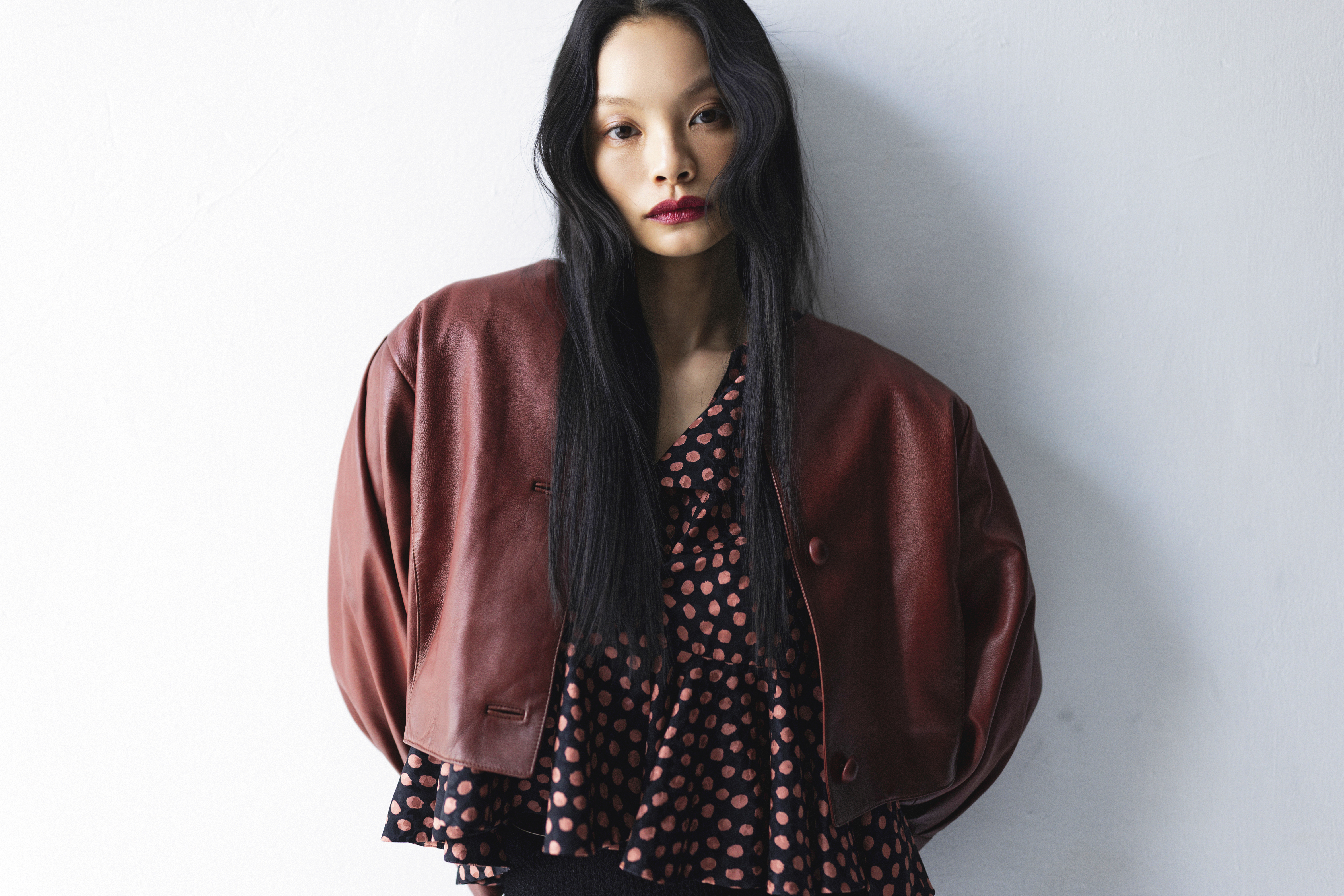 紅色短版皮夾克 NT$159,500/黑紅波點絲質上衣 NT$83,800 all by Chloé