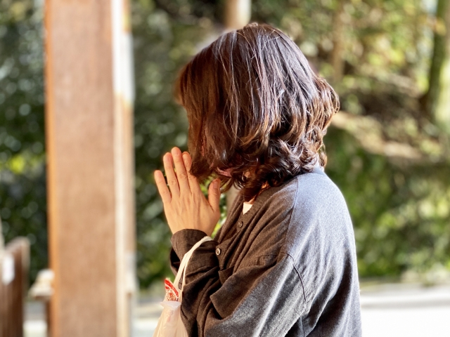 人妻透露婆婆平常學佛，但卻咒媳婦早死，好讓兒子可以繼承房產。（示意圖，photoAC）