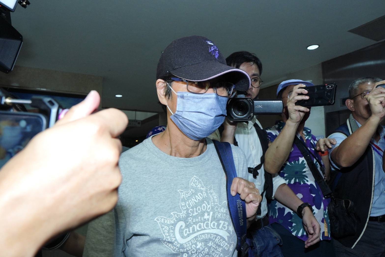 檢方訊後，今天凌晨依詐欺罪、侵占等罪諭知周台英以70萬元交保。