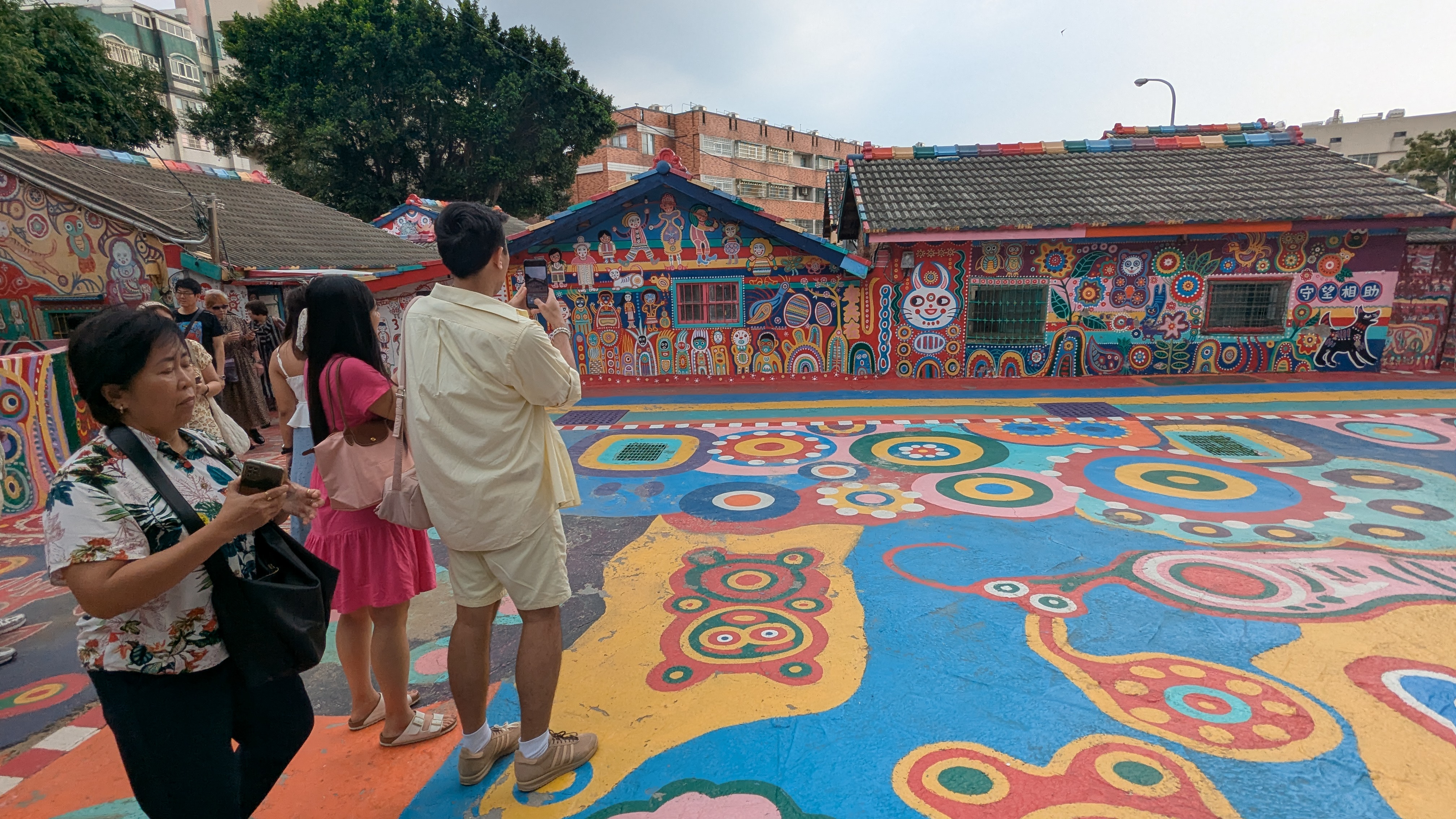 彩虹眷村已成為外國觀光客旅遊勝地。