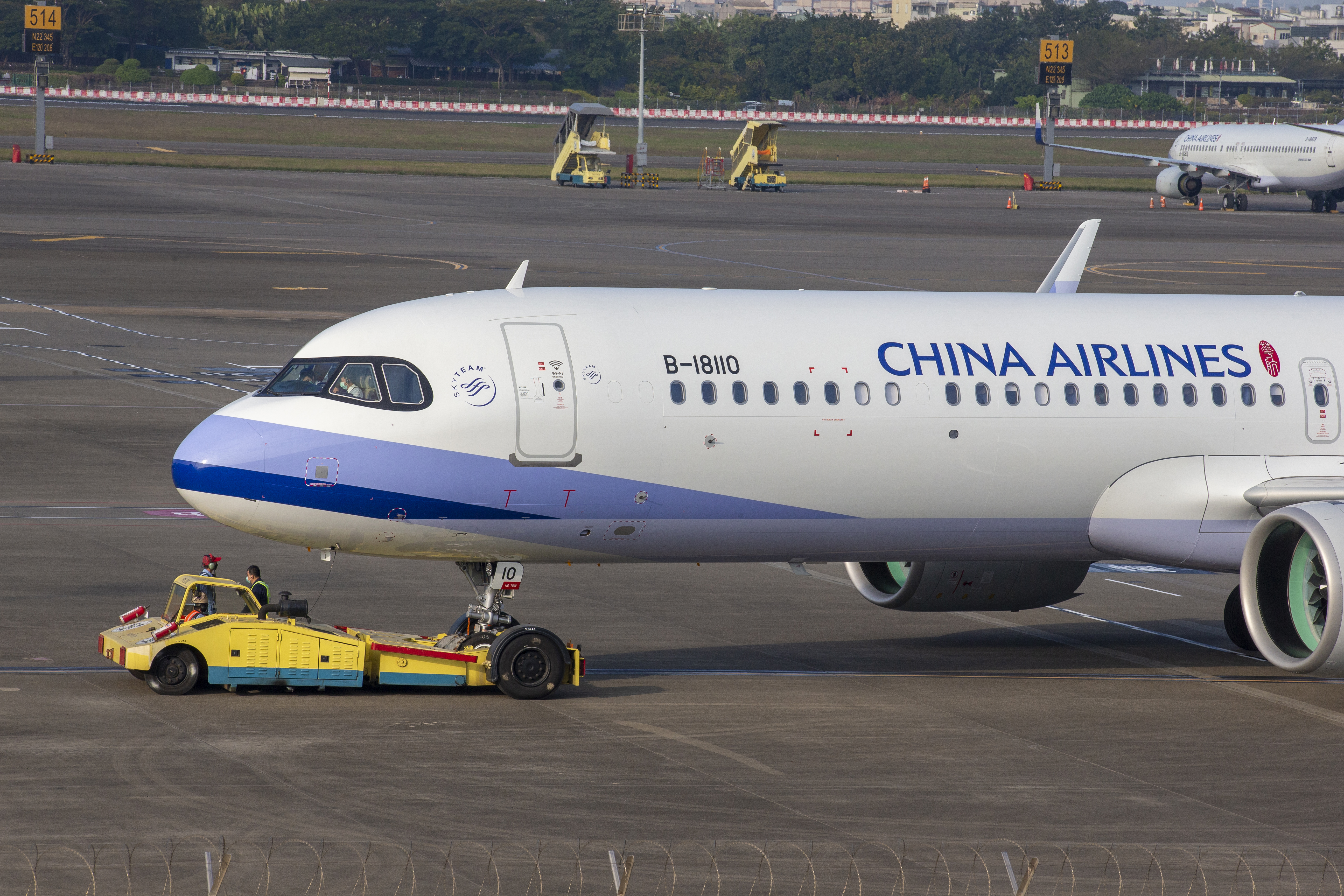 中華航空一架4月13日從台北飛往新加坡的CI753航班，孰料起飛後因機務訊號異常折返，最後轉降高雄小港機場；示意圖。（本刊資料照）