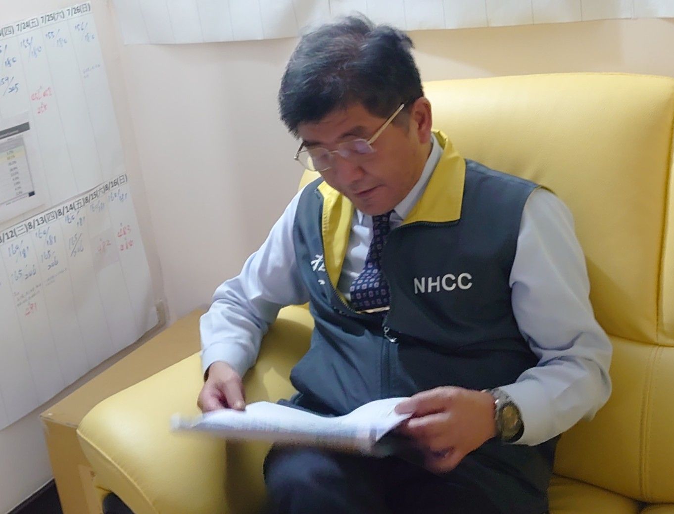 陳時中將「指揮官背心」捐贈給台史館當館藏。（翻攝自陳時中臉書）