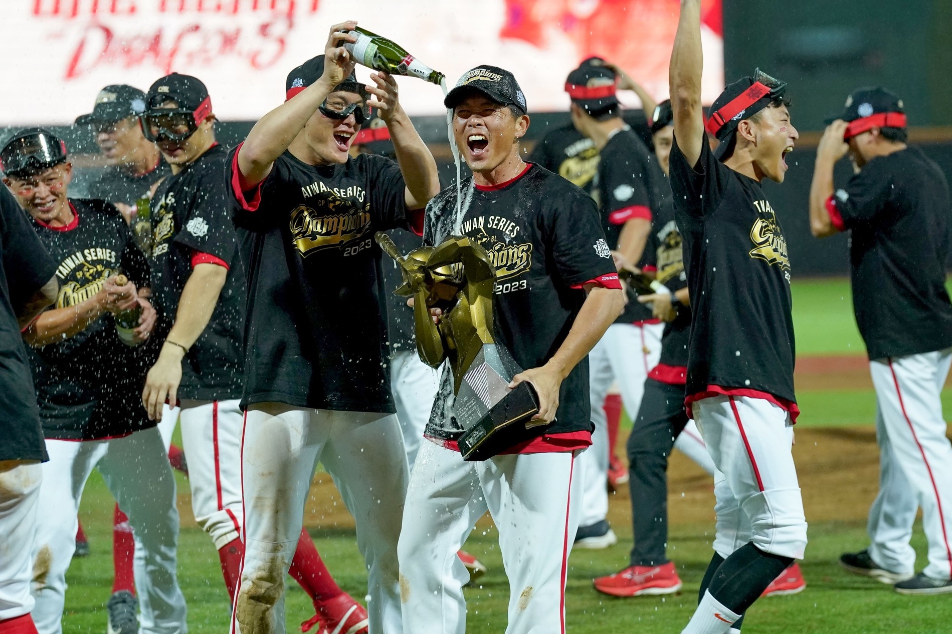 味全龍領隊丁仲緯表示，有將大巨蛋納入明年開幕戰場地考量。（翻攝自味全龍Dragons臉書）