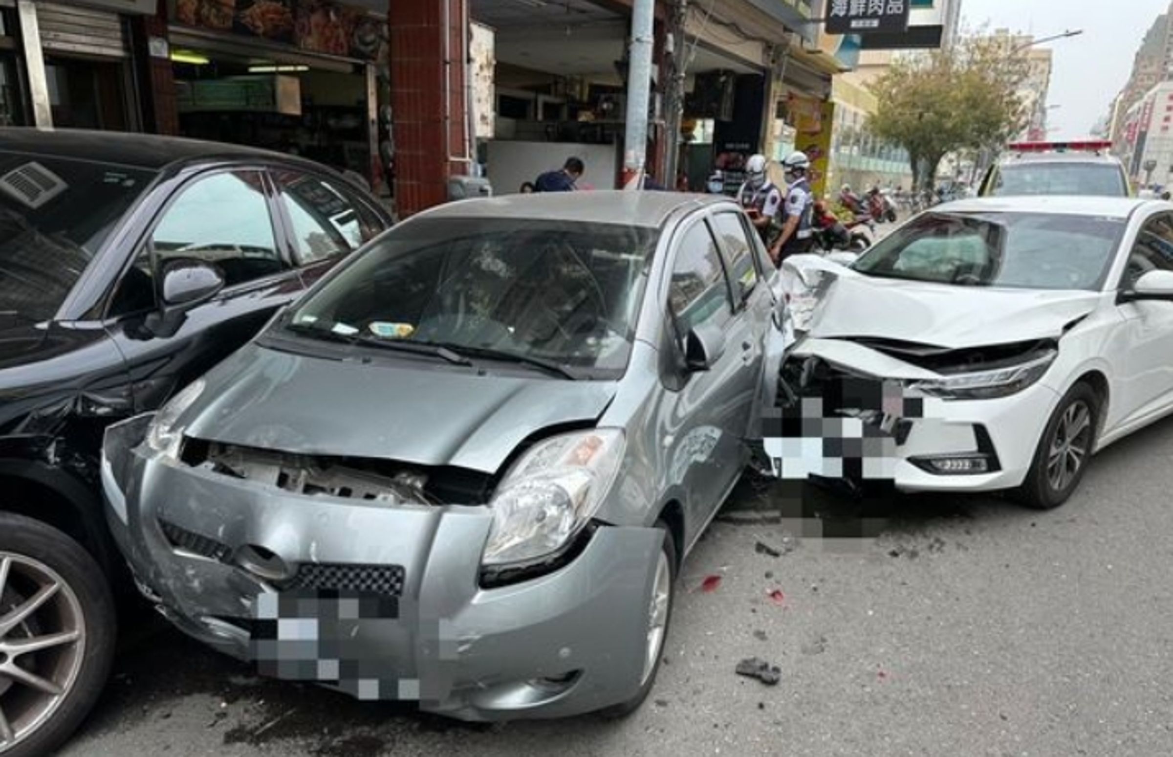 駕駛的同車友人在車輛行駛中，突然驚聲尖叫，導致駕駛被嚇到車輛失控暴衝。（翻攝畫面）