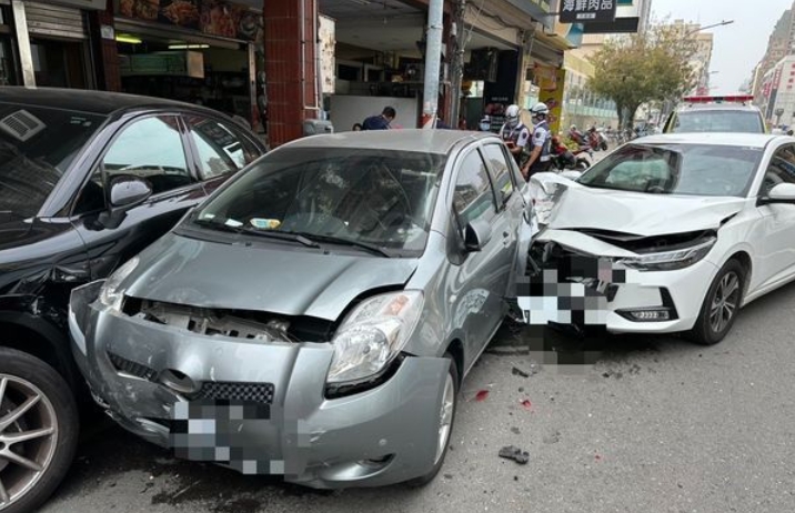 駕駛的同車友人在車輛行駛中，突然驚聲尖叫，導致駕駛被嚇到車輛失控暴衝。（翻攝畫面）
