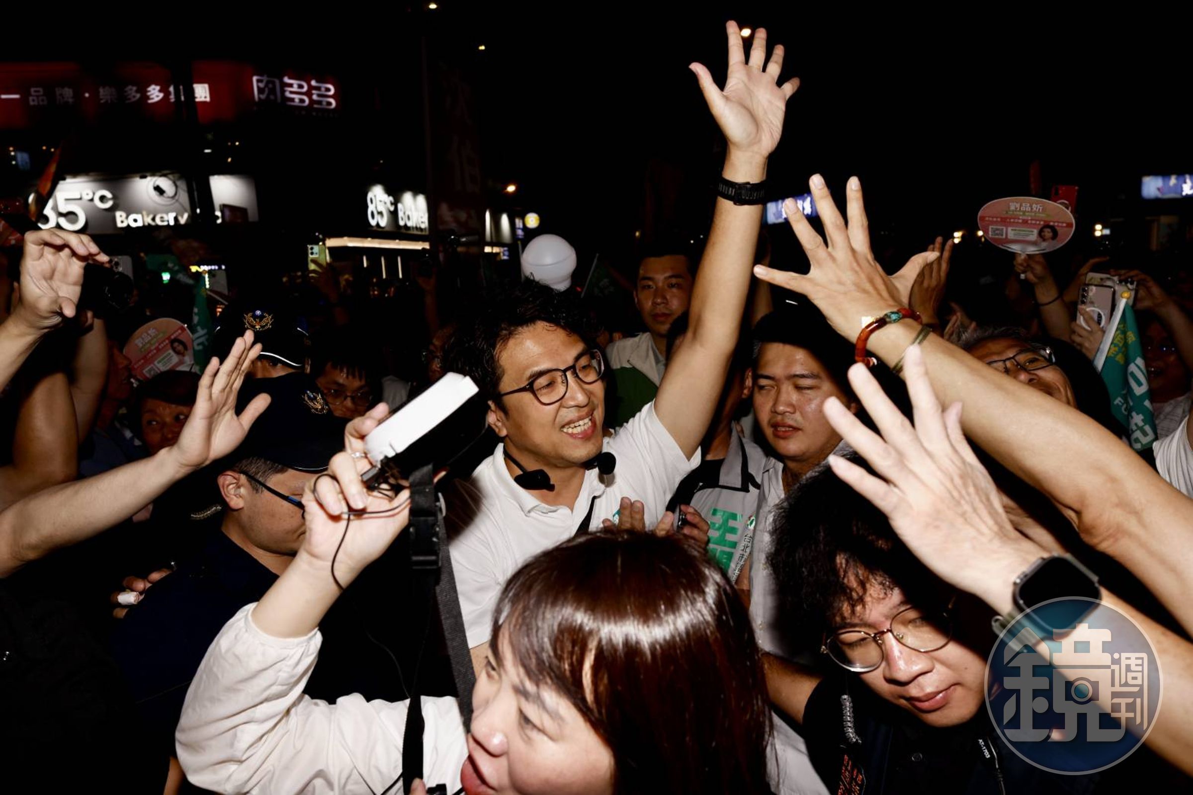 沈伯洋18日晚間到景美夜市掃街,受訪對市場處公文要求各大夜市、市場拆除標語一事做出回應。